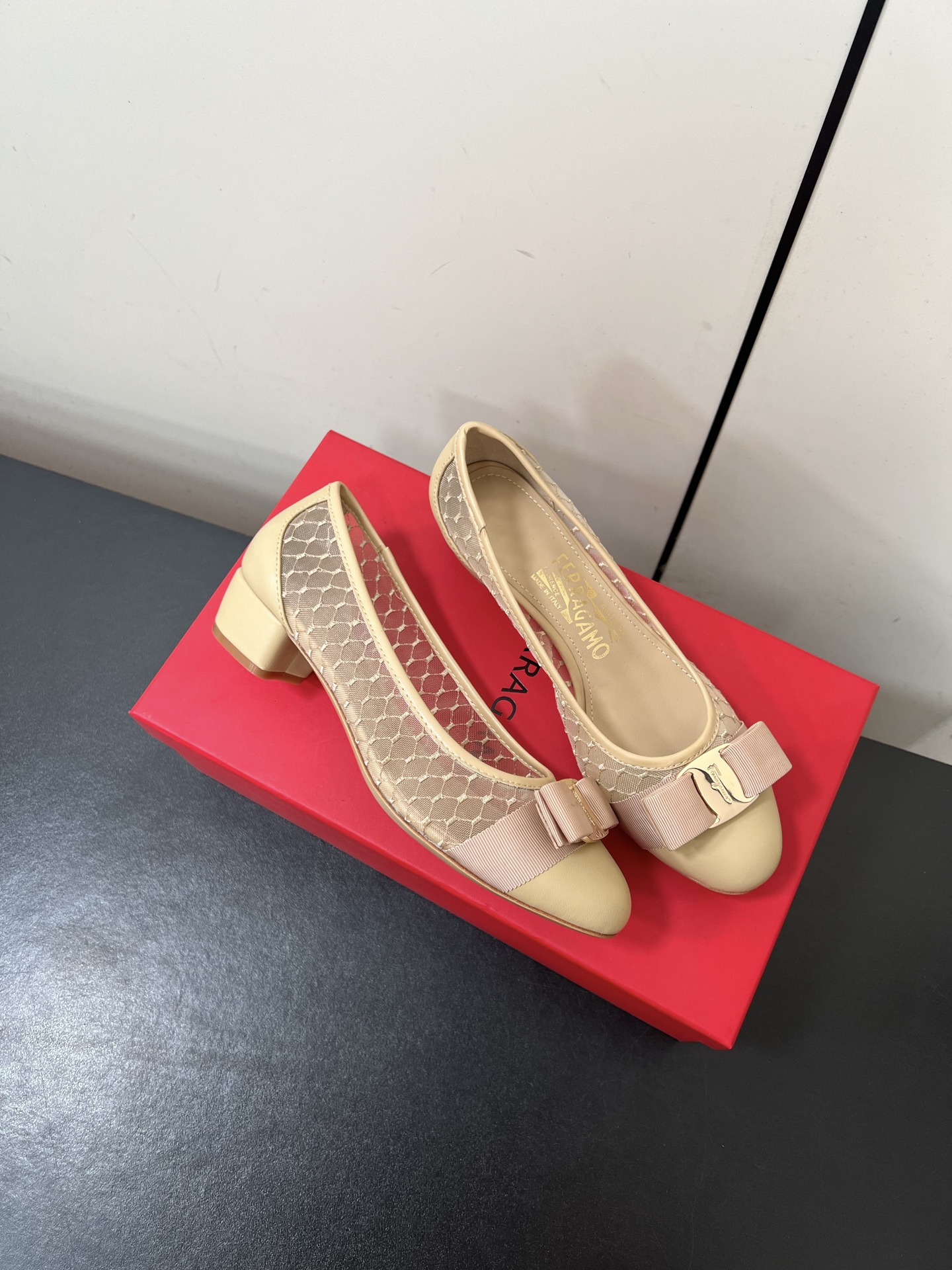 Ferragamo Firagmu: Classic Style with Butterfly Knots and Elegance - 图片 4