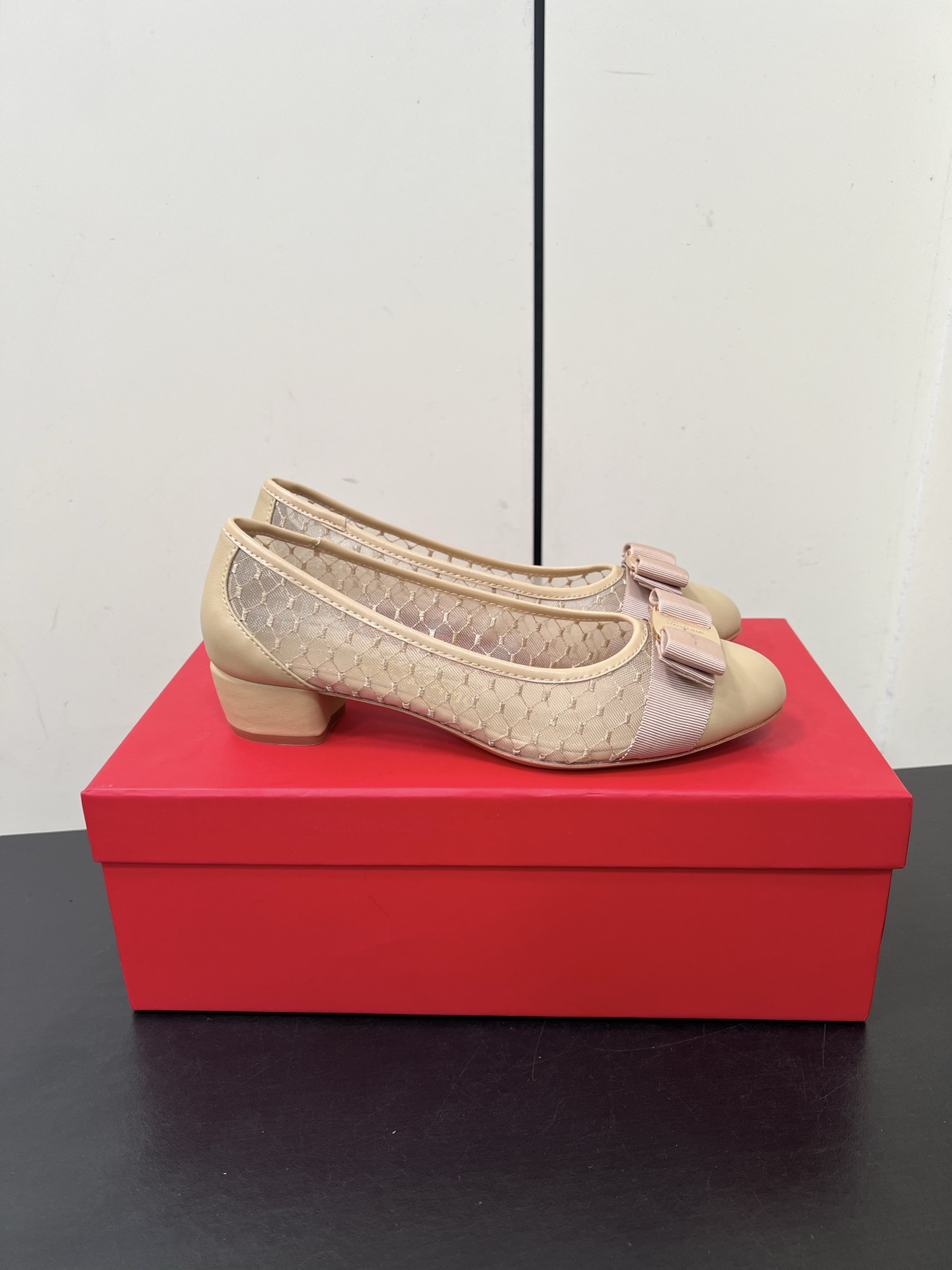 Ferragamo Firagmu: Classic Style with Butterfly Knots and Elegance - 图片 3