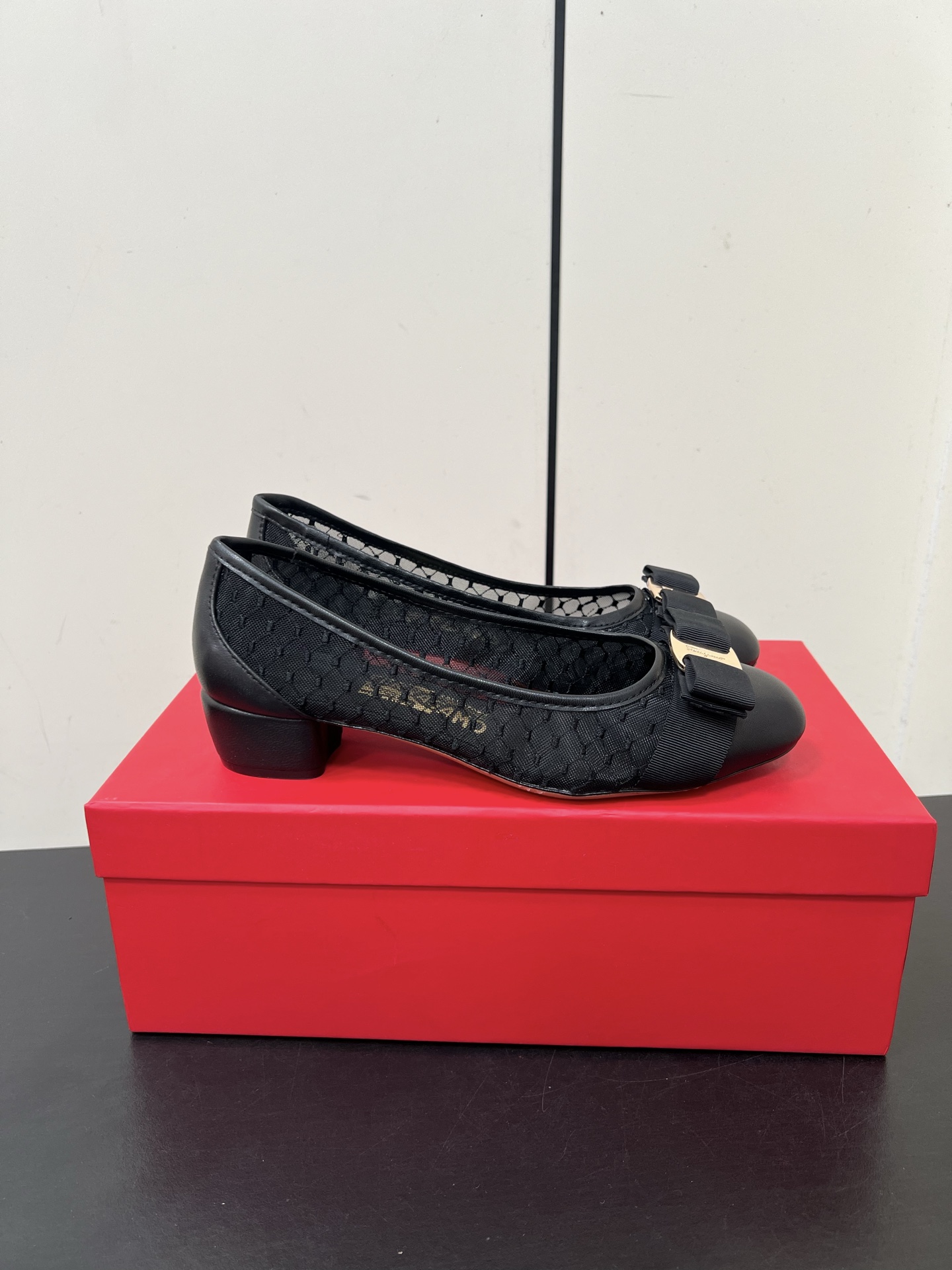 Ferragamo Firagmu: Classic Style with Butterfly Knots and Elegant Design - 图片 3
