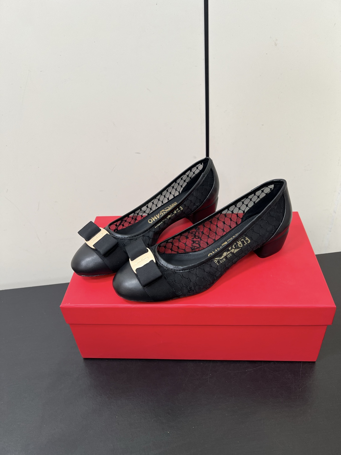 Ferragamo Firagmu: Classic Style with Butterfly Knots and Elegant Design - 图片 2