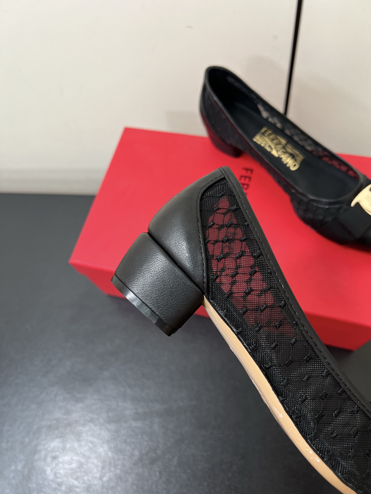 Ferragamo Firagmu: Classic Style with Butterfly Knots and Elegant Design - 图片 8