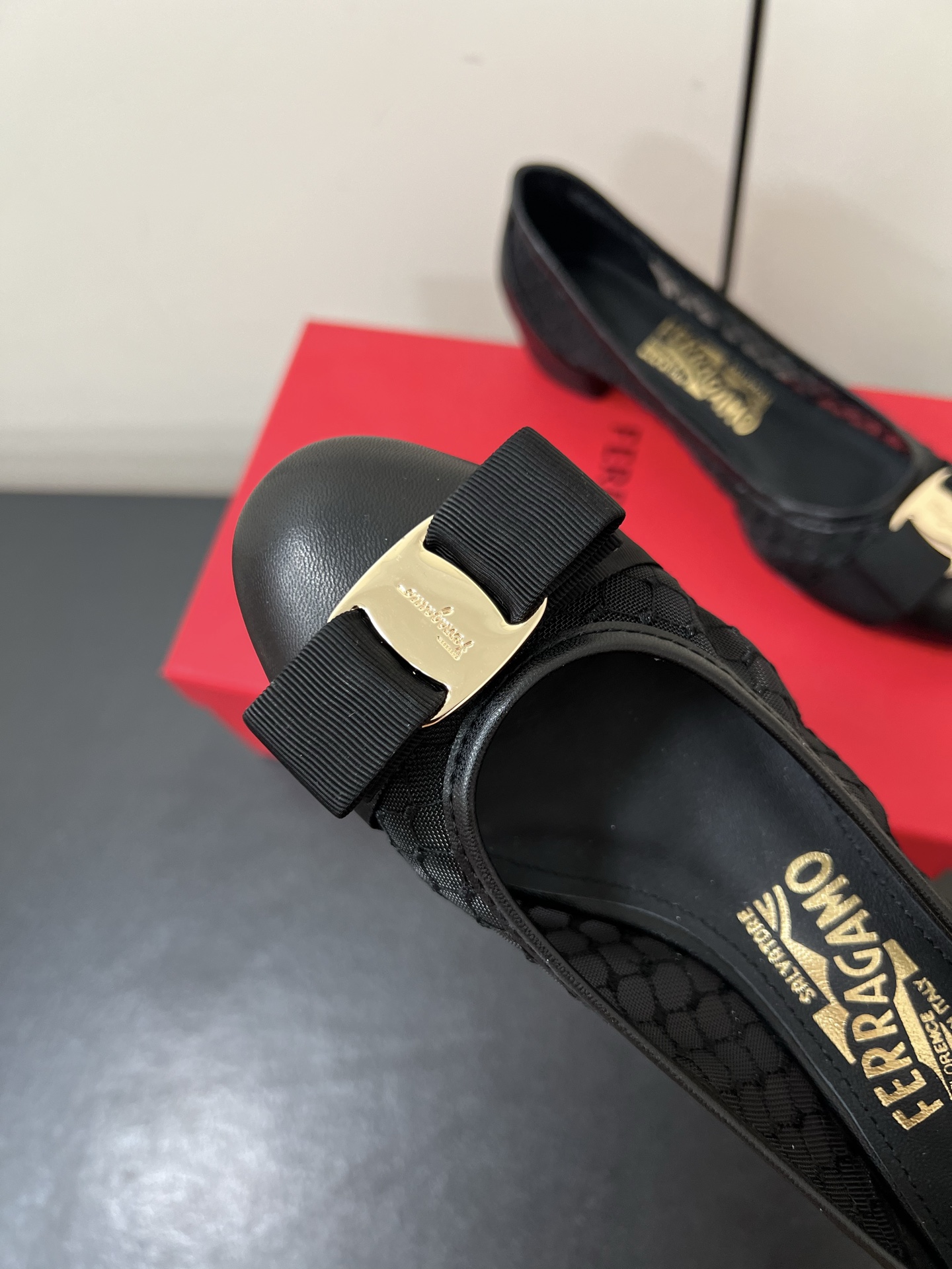 Ferragamo Firagmu: Classic Style with Butterfly Knots and Elegant Design - 图片 6