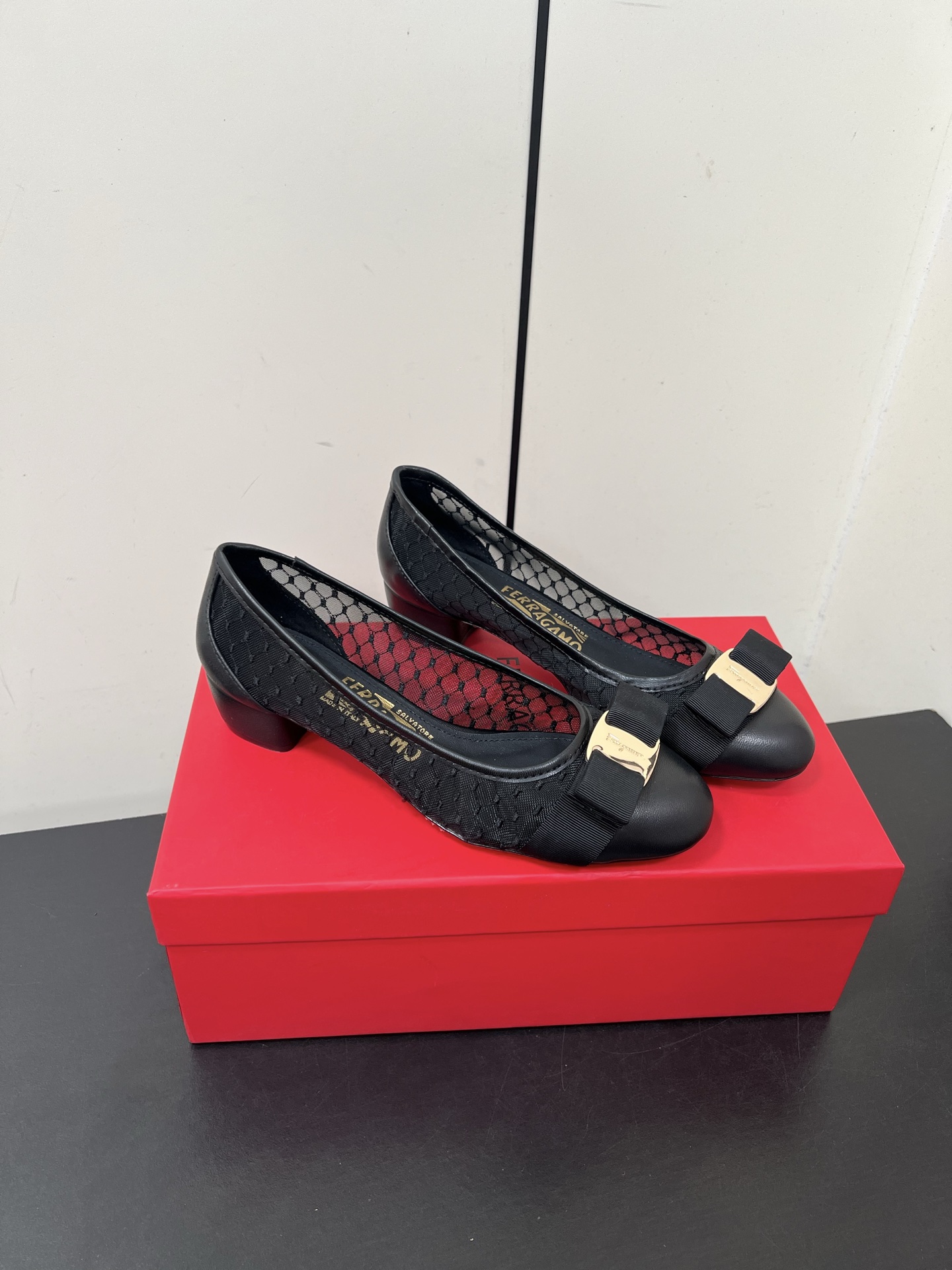 Ferragamo Firagmu: Classic Style with Butterfly Knots and Elegant Design - 图片 1