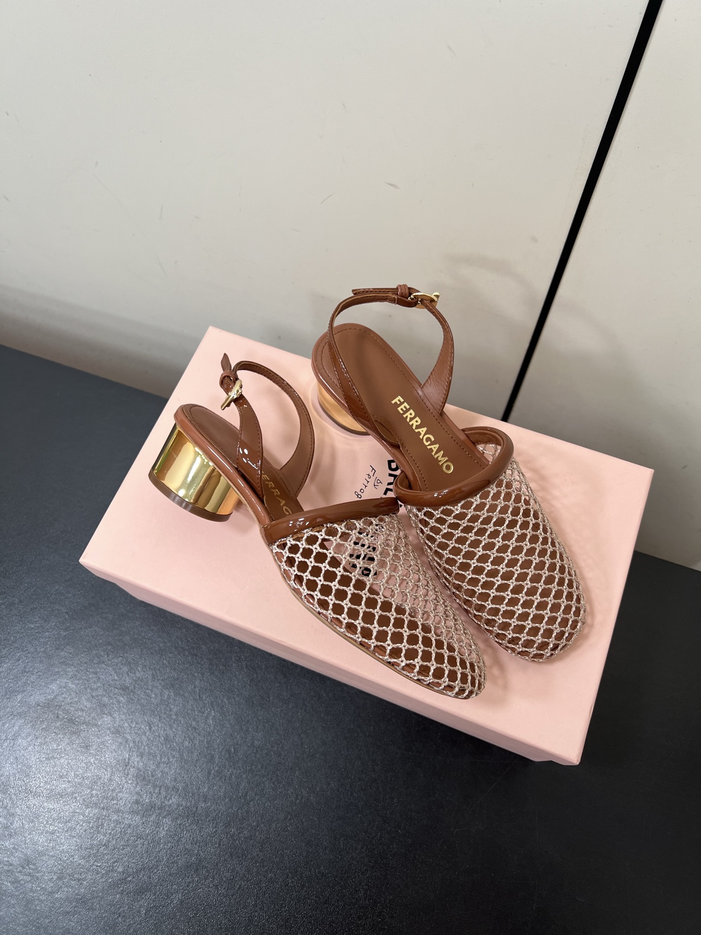 Ferragamo Net Metal Heel Sandals for Fashionable and Comfortable Travel - 图片 4