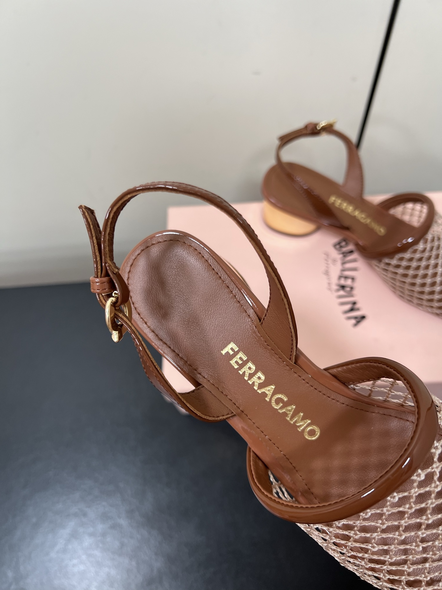Ferragamo Net Metal Heel Sandals for Fashionable and Comfortable Travel - 图片 6