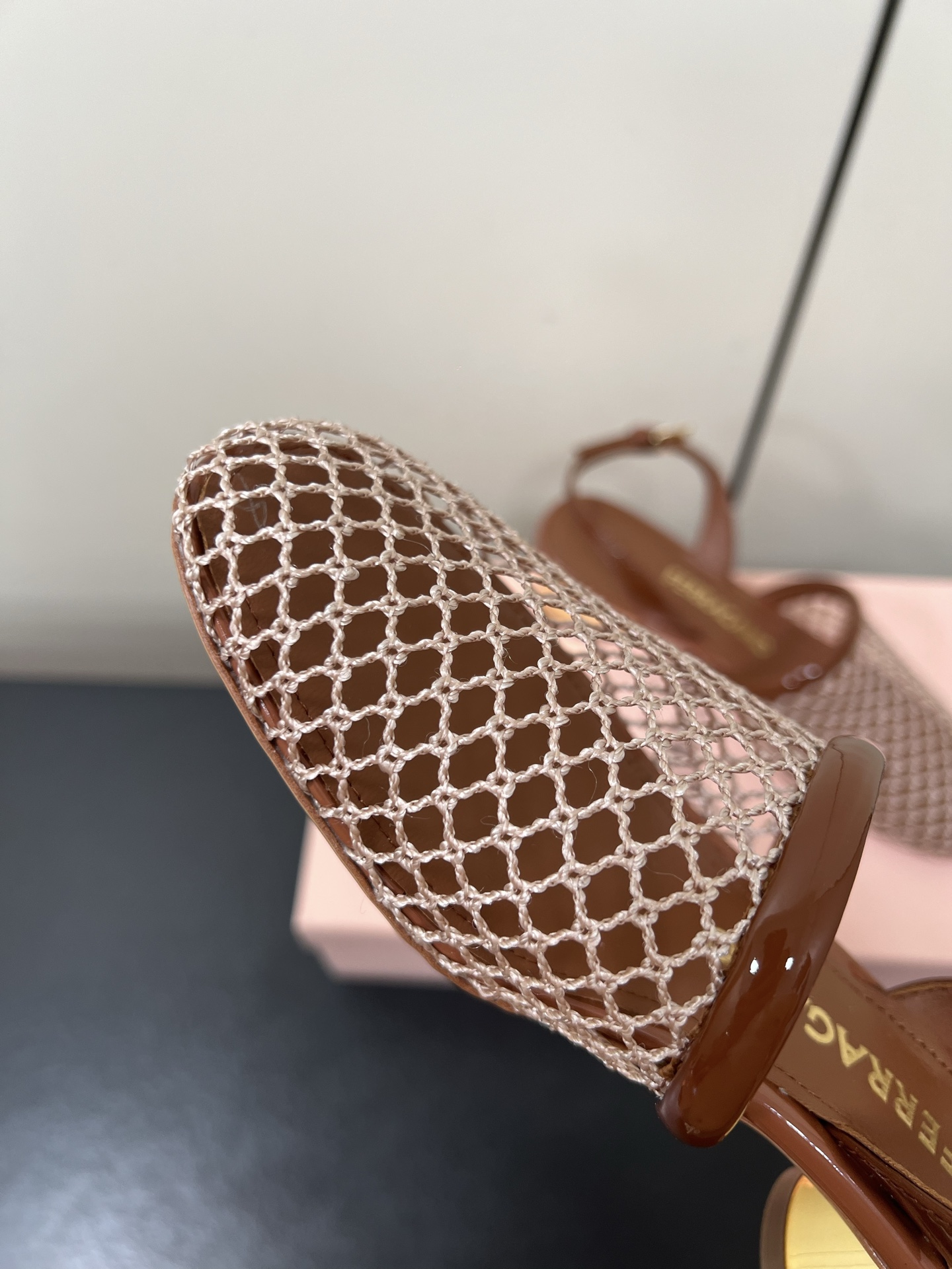 Ferragamo Net Metal Heel Sandals for Fashionable and Comfortable Travel - 图片 5