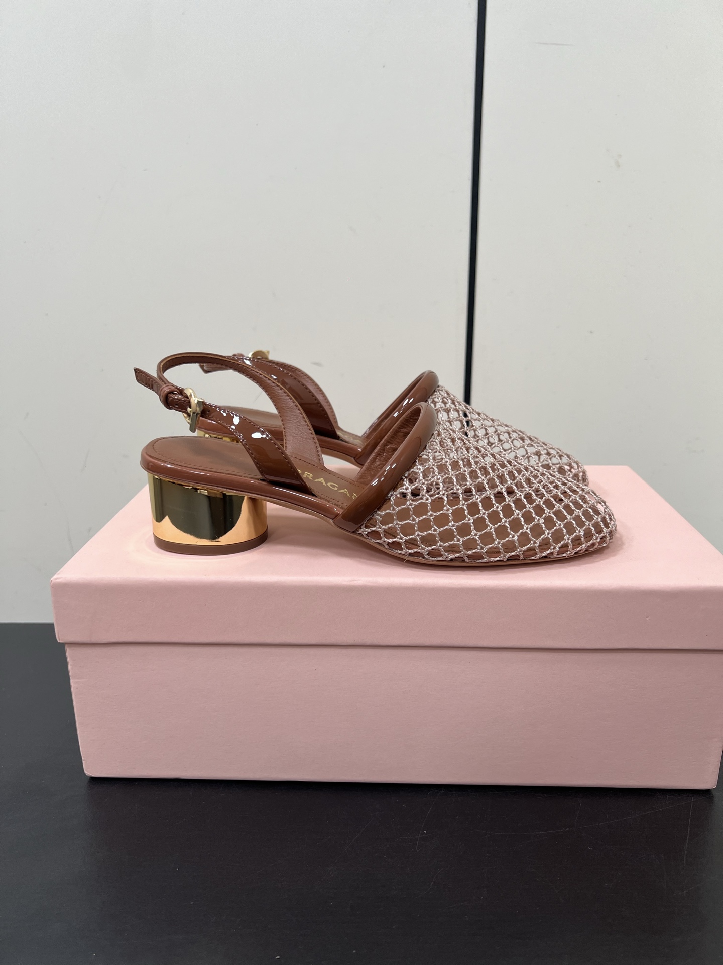 Ferragamo Net Metal Heel Sandals for Fashionable and Comfortable Travel - 图片 3
