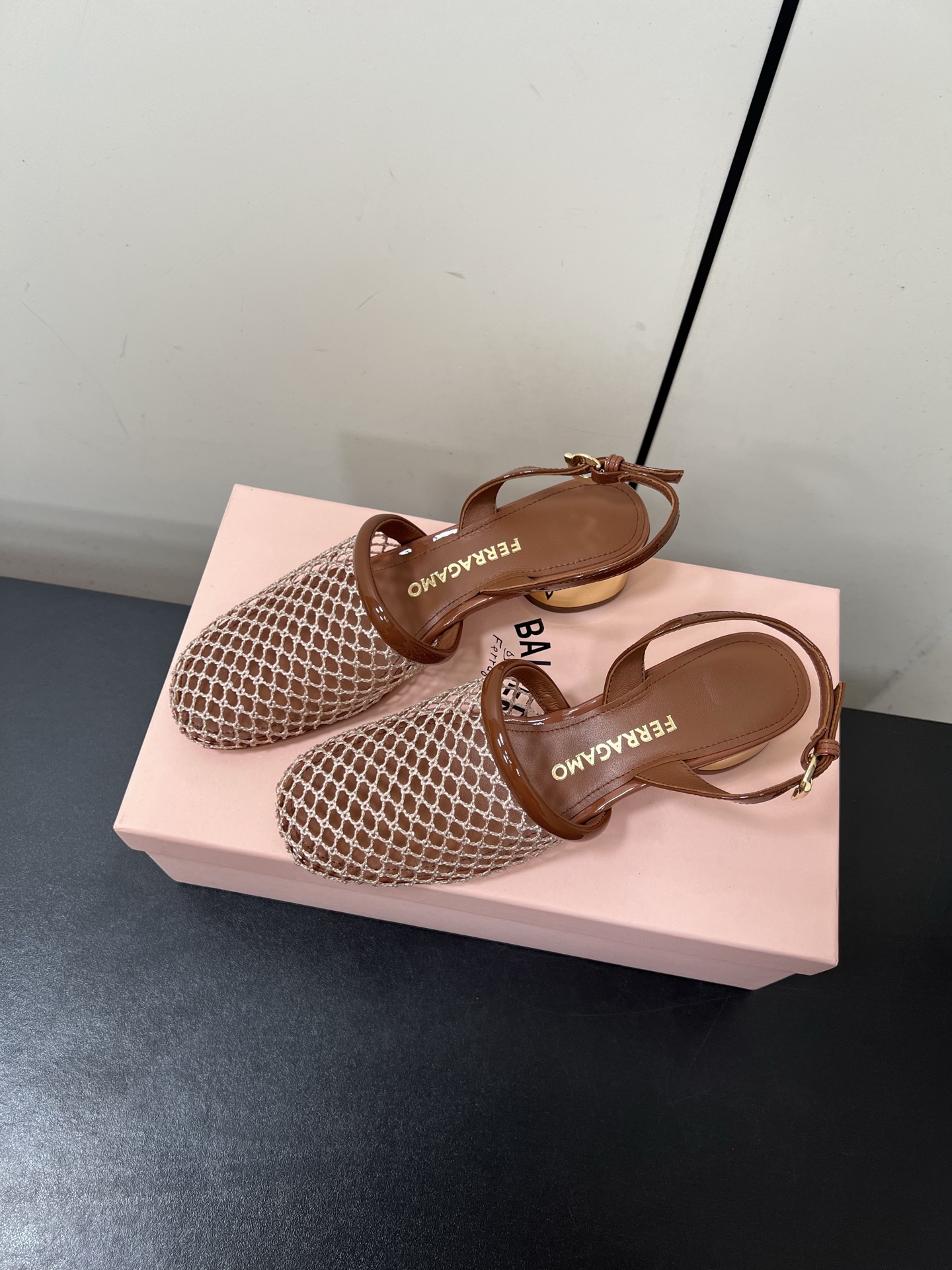Ferragamo Net Metal Heel Sandals for Fashionable and Comfortable Travel - 图片 2