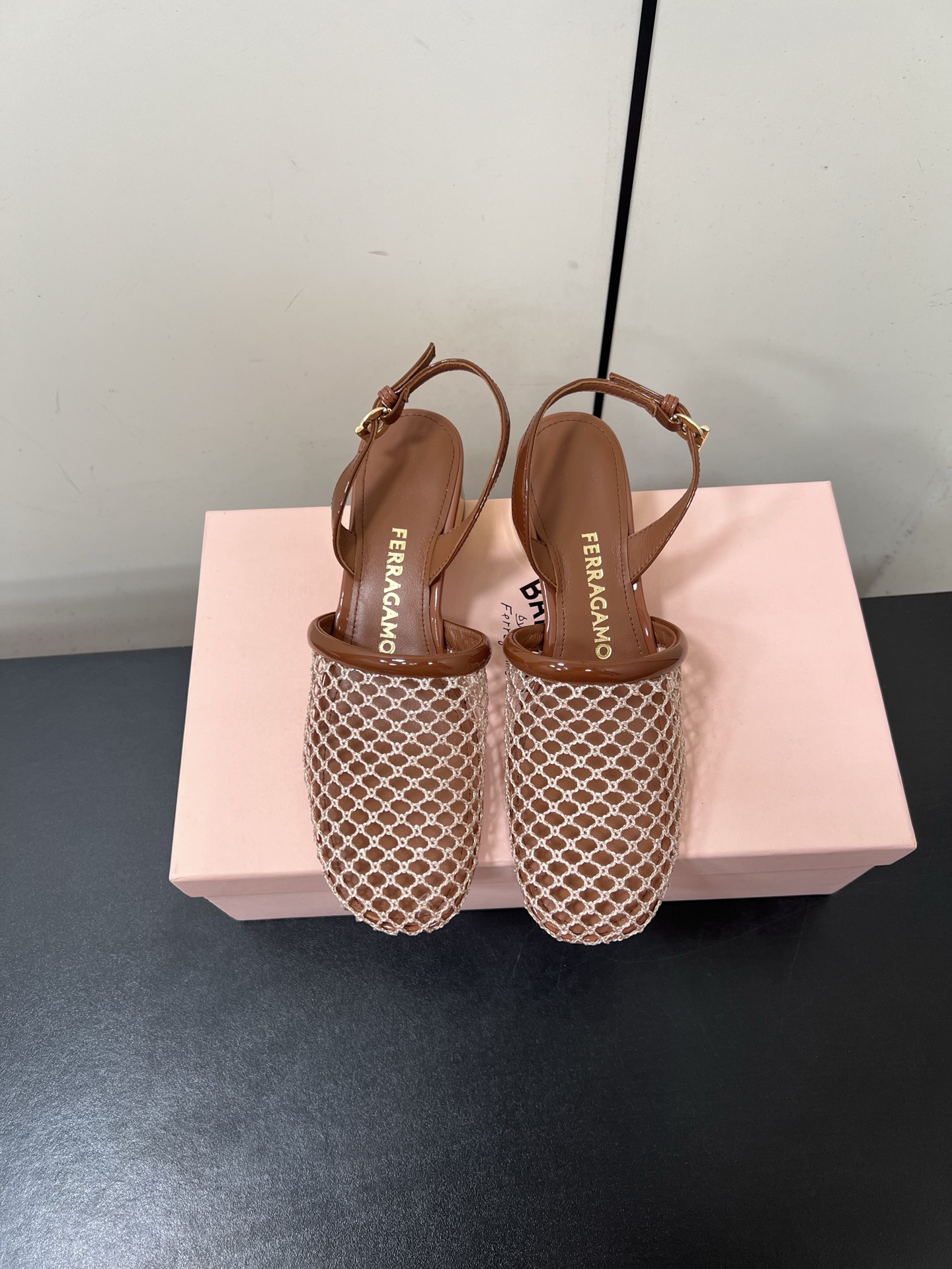 Ferragamo Net Metal Heel Sandals for Fashionable and Comfortable Travel - 图片 9