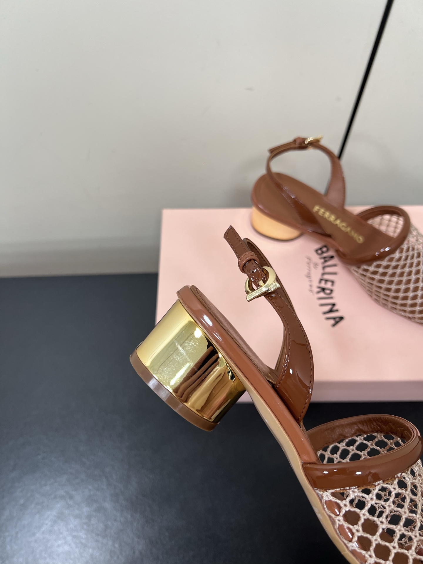 Ferragamo Net Metal Heel Sandals for Fashionable and Comfortable Travel - 图片 7