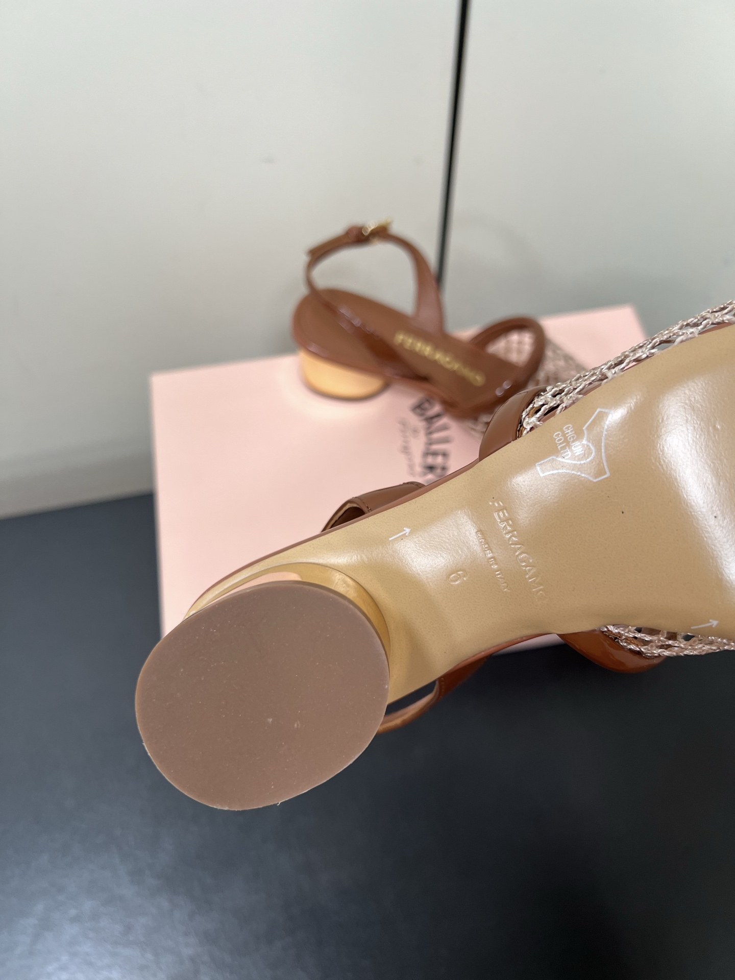 Ferragamo Net Metal Heel Sandals for Fashionable and Comfortable Travel - 图片 8