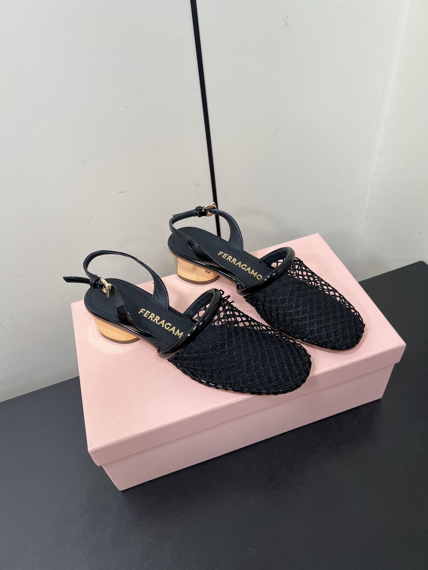 Ferragamo 25AW Net Metal Heel Sandals: Fashionable, Comfortable, and Customizable Sizes - 图片 1