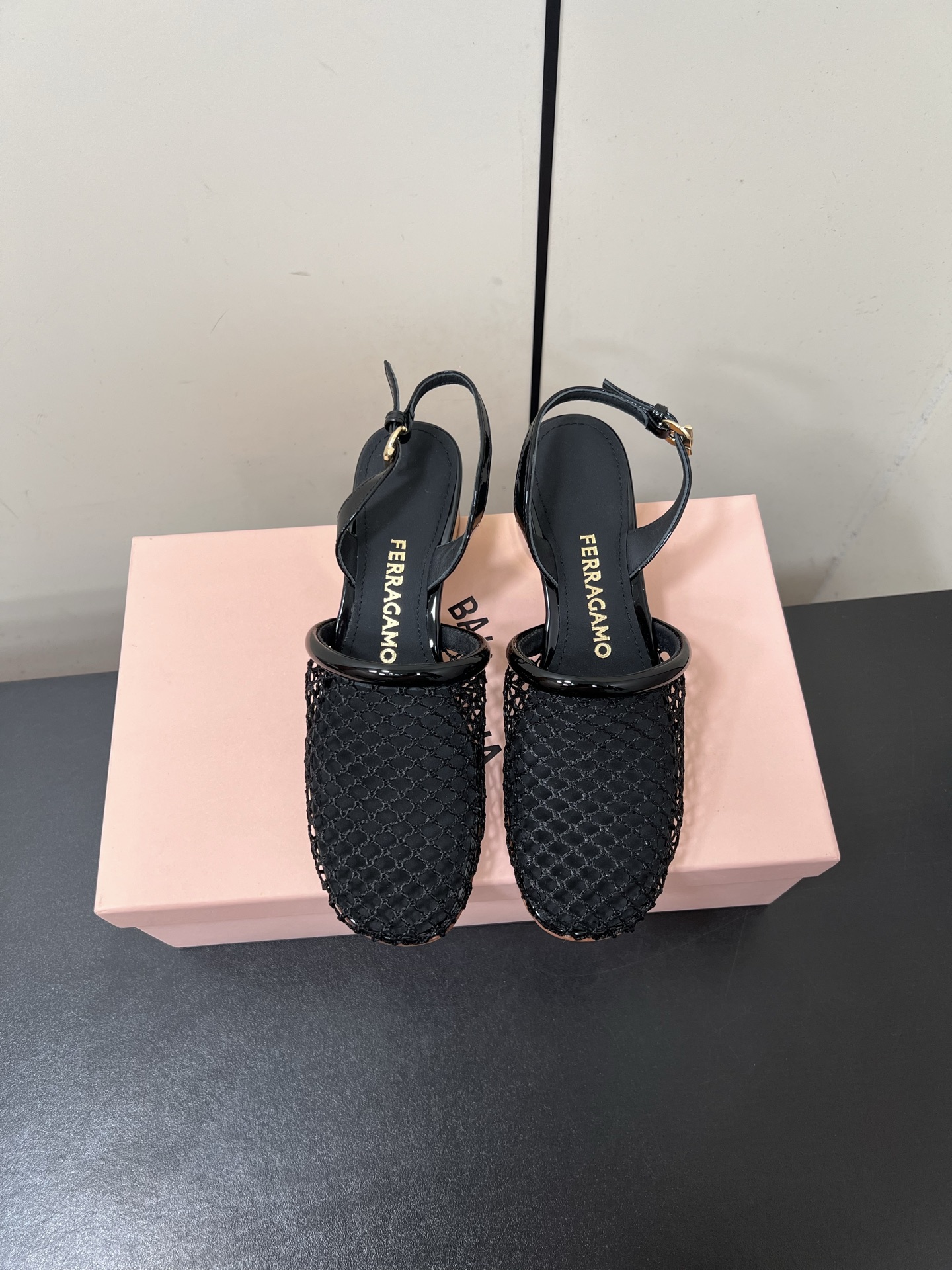 NO:536833,Ferragamo/Ferragamo 25AW early spring new product, mesh metal round heel, sandals, fashionable and versatile, home, shopping, travel essentials, you can feel the soft and delicate touch of lambskin on your feet. The shoes are light and Q-elastic, breathable and sweat-absorbing. The shoe is light and loose, with a large and loose shoe shape, not picky on the feet. The foot feels super invincible and huge and comfortable. The fabric uses original mesh, inner foot pad mixed-bred sheepskin Original genuine leather sole Size35-39 (customized by 34/40/41), sandals, ferragamo, ferragamo, sandals, sheepskin19860909Ferragamo/菲拉格慕25AW早春新品 网面金属圆跟 凉鞋 时尚百搭 居家 逛街 旅行必备款 脚就能感受到小羊皮那柔软细腻的触感 鞋子轻盈Q弹,透气吸汗 大方头宽松的鞋型,不挑脚型 脚感超级无敌巨舒糊款. 面料采用原版网面 内里垫脚混种羊皮 原版真皮底 Size35-39（34/40/41定制）,凉鞋,ferragamo,ferragamo,sandals,sheepskin,Women's Shoes