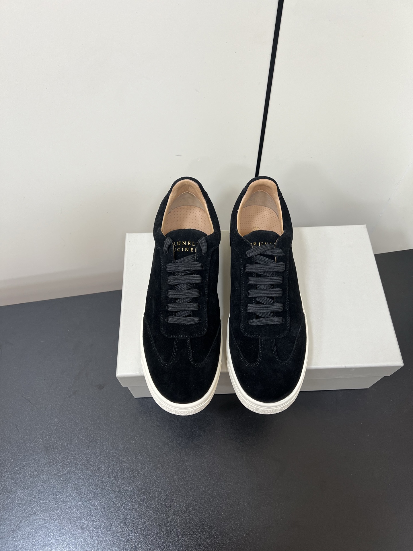 NO:536829,BC-Brunello Cucinelli 2025ss new lace-up men's casual sports shoes This BC upper is made of custom suede/cowhide imported from Italy. It has a three-dimensional and skin-friendly feeling, smooth and simple lines, the tongue brand logo + heel three-dimensional printing design, the texture of the whole pair of shoes is more prominent, fashionable, luxurious, not ostentatious, not fading, breathable, comfortable and not stuffy, rubber anti-slip and wear-resistant sole, full of texture, classic style, never out of time, versatile and comfortable on the feet, you deserve it, size 39-46 (39.45.46 custom-made, no return or exchange), loafers, brunello cucinelli, loafers, cowhide, chamois leather19860909BC-Brunello Cucinelli2025ss新款系带男士休闲运动板鞋 此款BC鞋面采用意大利进口订制麂皮/牛皮 立体感和亲肤感十足,线条顺畅简约,鞋舌品牌Logo+后跟立体印刷设计,整双鞋子的质感更加凸显,时尚奢华不张扬不掉色,透气舒适不闷脚,橡胶防滑耐磨大底,质感爆棚,经典版型,永不过时,上脚百搭还舒适,您值得拥有, 尺码39-46（39.45.46定制不退换）,乐福鞋,brunello cucinelli,loafers,cowhide,chamois leather,Women's Shoes