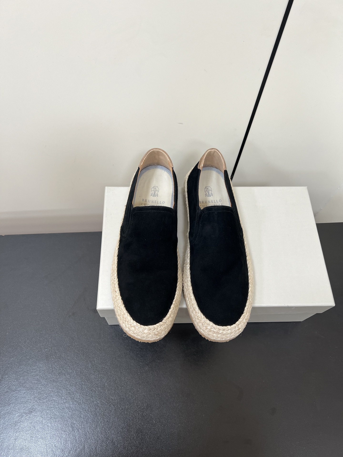 NO:536835,Brunello Cucinelli Men's Shoes and Fisherman's Shoes. This brand is abbreviated as BC. It is the world's top luxury brand from Italy. All products are made of the top fabrics in the clothing industry today. Coupled with Italy's unique traditional handicrafts, the brand has the reputation of 'real luxury goods in the clothing industry'!  The fabric is imported elk leather reverse velvet cowhide, and the inner inside is the original color benzene dyed calf leather. It does not fade, does not slip, and is breathable and does not stuffy!  The same color stitching details, insoles are decorated with logos. Multi-layer rubber combination sole, cotton material weaving linen design. Handmade and artistic. Rubber plus EVA sole is light and comfortable. Simple shoe style for footwear. It is very heeled on and off. Extreme breathability. It is not tiring for a long time. It is a must-have shoe that is recommended for all seasons. Shoe size: 39-46 (39.45.46 custom-made without return or exchange), loafers, brunello cucinelli, loafers, espadrilles, cowhide19860909Brunello Cucinelli 套脚款一脚蹬男鞋渔夫鞋 此品牌 简称BC是来自意大利的世界顶级奢侈品牌,所有产品均选用现今服装界最顶级的面料,加上意大利得天独厚的传统手工艺,使得该品牌又有“服装界真正的奢侈品”之美誉！ 面料采用进口麋皮反绒牛皮、内里是本色苯染专用小牛皮 不掉色,不打滑,透气不闷脚！同色系缝线细节、鞋垫饰有标志 多层橡胶组合大底,全棉材质物织麻条设计做法 手工艺术感十足 橡胶加EVA大底上脚 轻便舒适 套脚穿简约鞋型 穿脱十分跟脚 透气性极好 久穿不累 四季值得推荐入手的一款必备鞋 鞋码:39-46（39.45.46定做不退换）,乐福鞋,brunello cucinelli,loafers,espadrilles,cowhide,Women's Shoes