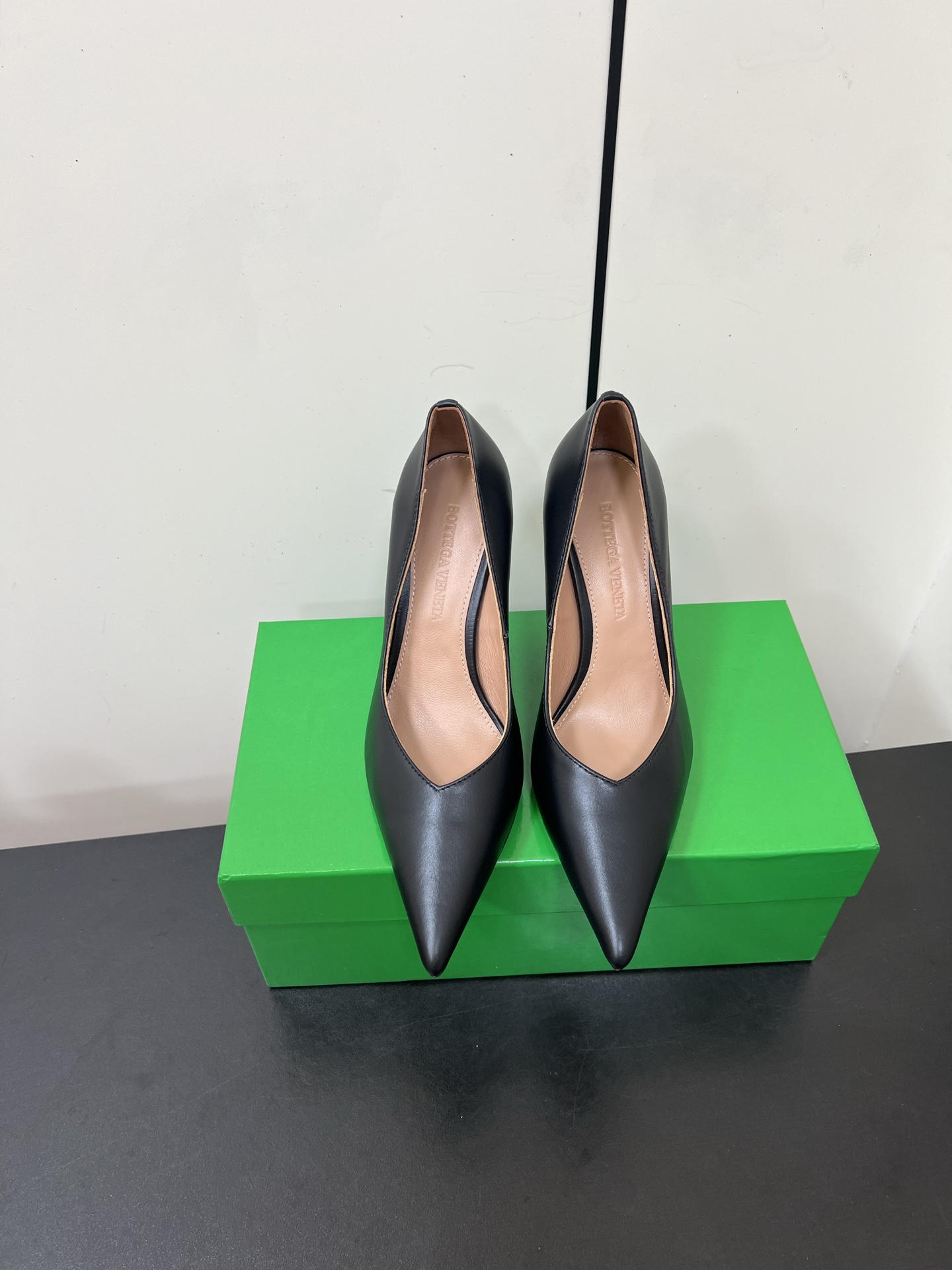 NO:536827,BV Puntas wedge single shoe, high-end version, took 4 months, mold debugging, built-in hot melt shaping process, inner beauty, non-deforming, not loose, streamlined wedge design element, can be called the BV family design gene, high heels with injection molded forefoot leather sole, stable walking, no tired feet, upper Himalayan crocodile pattern, comfortable design with inner liner, full design sense, same as original custom sheepskin, details are in place, exclusive version, a trendy and god-level item, all developments, according to the original requirements, deep disassembly, restored, pure handmade, expensive, using Italian leather outsole, raw glue injection molding process, anti-slip comfort, size 35-42 (40 41 42 customized code) configuration, three-in-one original green box, benchmark version, high heeled shoes, bottega veneta, high  heels sheepskin, Leather soles19860909BV Puntas坡跟单鞋 高定版本 耗时4个月 开模调试 内置热熔定型工艺 内在美 不变形 不松垮 流线型坡跟设计元素 堪称BV家族设计基因 高跟搭配注塑前掌真皮大底 走路稳 不累脚 鞋面喜马拉雅鳄鱼纹 搭配内胆舒适设计 设计感十足内里同原版定制羊皮里 细节做到位 独家版本 一款彰显个性 潮流神级单品 所有开发 按原版要求 深度拆解 还原 纯手工制作 成本不菲  采用意大利真皮大底 生胶注塑工艺 防滑舒适 码数35-42（40 41 42定制码）配置三合一原版绿盒 对标对版,高跟鞋单鞋,bottega veneta,high heels,sheepskin,Leather soles,Women's Shoes