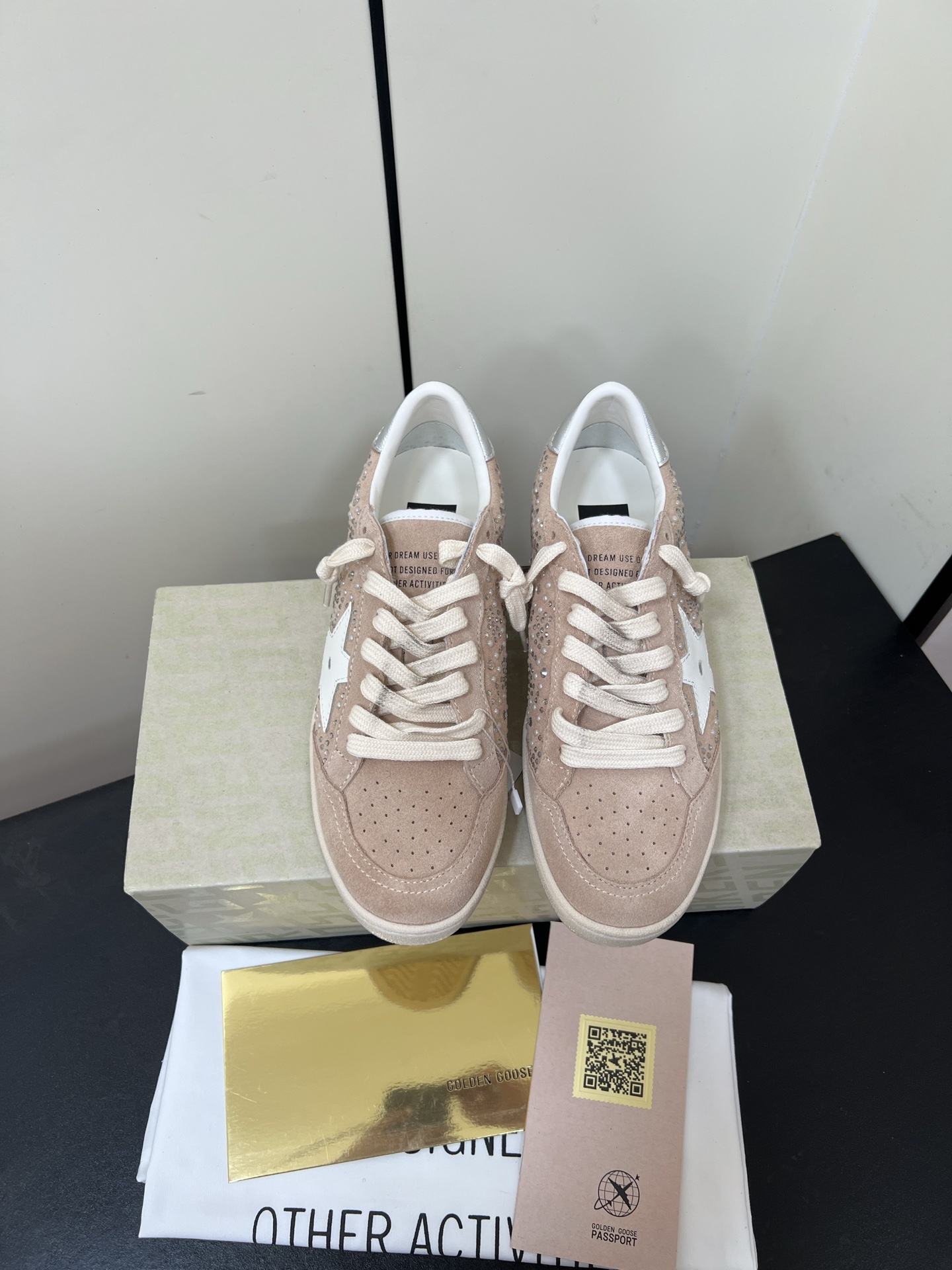 NO:536822,GGDB Golden Goose 25ss Hot Diamond Small Dirty Shoes German Training Shoes ggdb Classic Couple Small Dirty Shoes. To the point of being red, white shoes, and various small dirty shoes are worn!  Celebrity private server demonstration × It’s so versatile!  No need to worry about washing shoes anymore!  Original custom cowhide (the essence of old making) inner towel + cowhide foot pad, original mold opening 3.5cm high-rise latex insole, irregular hand-polished torn upper, even the sole is polished and worn Size# women 35-40 (40 custom made without return), casual shoes/sports shoes, sneakers, cowhide19860909GGDB Golden Goose 25ss 烫钻小脏鞋 德训鞋 ggdb经典情侣款小脏鞋 火红程度上怼小白鞋,下踩各类小脏鞋！ 明星私服上脚示范 ×就是这么百搭 ！再也不用担心洗鞋的问题啦！ 鞋面原版定制牛皮（做旧精髓所在）内里毛巾+牛皮垫脚,原版开模3.5cm内增高乳胶鞋垫 不规则手工打磨做破鞋面,就连鞋底也是打磨做旧的 Size#女35-40（40订做不退换）,休闲鞋/运动鞋,sneakers,cowhide,Women's Shoes