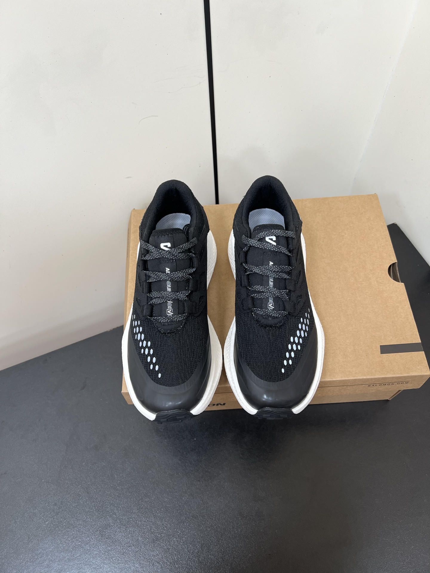 NO:536825,SALOMON 3rd generation AERO GLIDE 3 GRVL upper GRVL version has tighter woven, the outer pressing glue also has anti-fouling and water-resistant effects, and is breathable. The toe and midfoot are wider, and can be adapted to more feet. The high elastic half-inner boot tongue, the front section is sewn with the upper, and the tongue collar is also elastic and closed. It is designed for outdoor design and effectively prevents the entry of sand and gravel. The shoelaces are hard, flat threaded, and have a honeycomb reflector. The sponge is filled with sufficient insole. 4MM ORTHOIiTE molded foot pad. The sole is made of off-white supercritical foam popcorn material, and the technological sole is as comfortable and elastic as if worn on a sponge. [Strong] [Strong] [Strong] [Strong] GRVL version uses V-shaped tooth flowers with better mountain grip.  Size35-45 (Female 40 men 45 customized without return or exchange), casual shoes/sports shoes, boots, sneakers19860909SALOMON 萨洛蒙 第三代 AERO GLIDE 3 GRVL 鞋面GRVL版本编织更加紧密、外侧的压胶也有防污防泼水的功效、透气性很好 鞋头和中足较宽、可以适配更多脚型 高弹半内靴鞋舌、前段与鞋面缝合、鞋舌领也是弹力收口设计,针对户外设计、有效防止砂石的进入 鞋带硬质扁平螺纹设计 内有硬质港宝、中等强度,有蜂窝反光片 海绵填充足 鞋垫4MM ORTHOIiTE模压脚垫 大底米白色超临界发泡爆米花材质、科技大底就像穿在海绵上一样舒服且有弹性[强][强][强]GRVL版本采用的是山地抓地更好的V型齿花 Size35-45（女40男45定制不退换）,休闲鞋/运动鞋,boots,sneakers,Women's Shoes