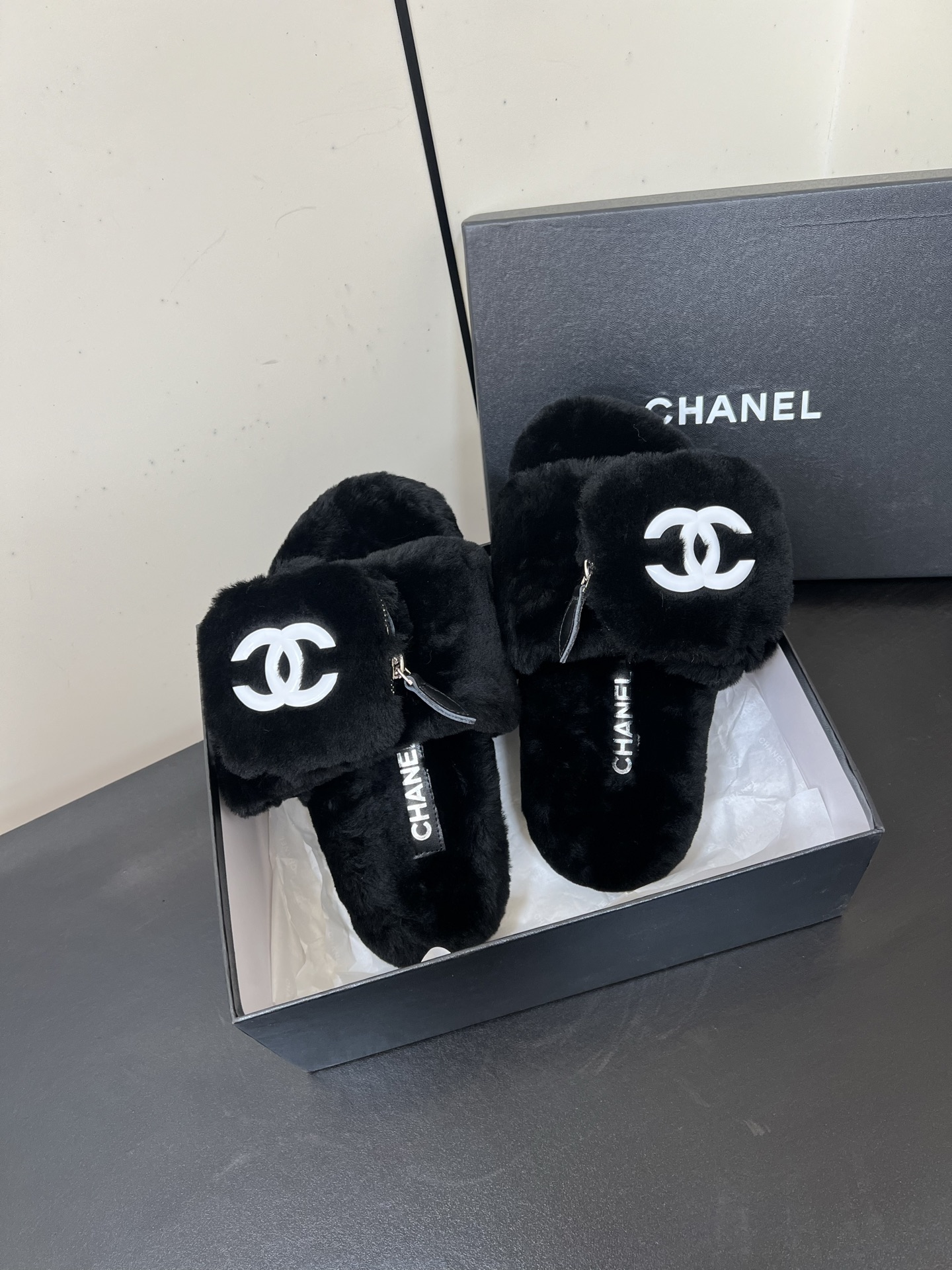 NO:536811,Chanel Xiaoxiang 25ss autumn and winter new style, double C school bag buckle, fur slippers This fleece slippers is really cute~ Soft and fluffy fur, comfortable and warm feet! It is casual and lazy with socks. It looks good and fashionable on the feet! It is so beautiful and beautiful! The feel is delicate and soft and silky. The upper is made of original imported wool, inner foot pad wool, original customized rubber sole Size35-39 (40 custom made without return and exchange), fleece slippers, chanel, slippers, socks19860909Chanel 小香 25ss秋冬新款 双C书包扣 毛毛拖鞋 这款毛拖真的是真太可爱了～ 柔软蓬松的毛毛,舒服暖脚! 秋冬搭配袜子休闲又慵懒 上脚真的好看又时髦!美腻美爆了!手感细腻柔软丝滑 鞋面采用原版进口羊毛 内里垫脚羊毛 鞋底原版定制橡胶大底 Size35-39（40定做不退换）,毛毛鞋拖鞋,chanel,slippers,socks,Women's Shoes