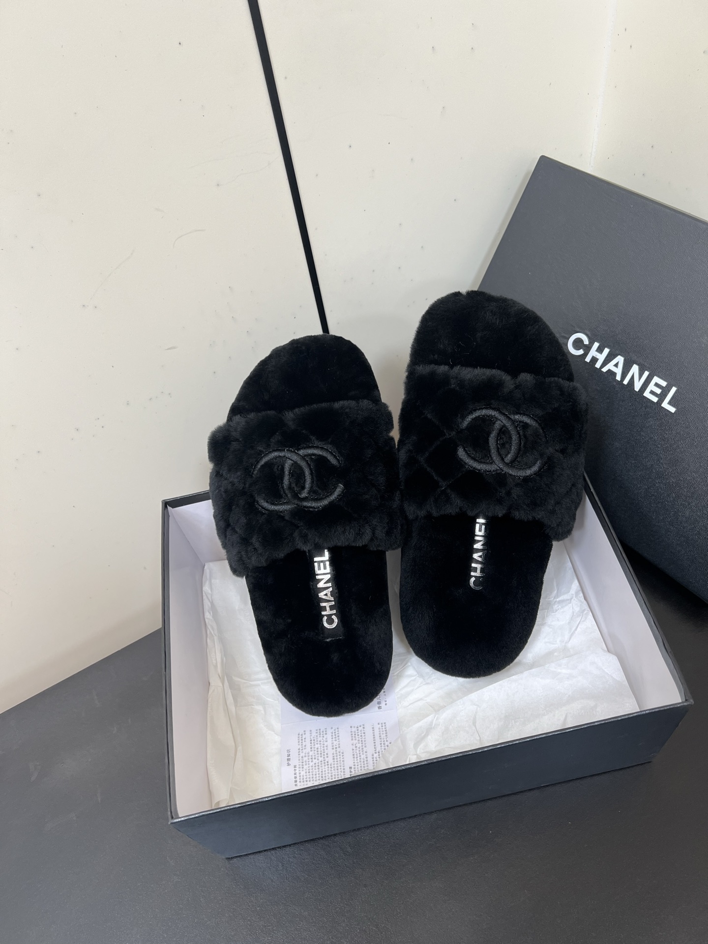 NO:536813,Chanel Xiaoxiang 25ss autumn and winter new style, double C fur slippers This fur slippers is really cute~ Soft and fluffy fur, comfortable and warm feet! It is casual and lazy with socks. It looks good and fashionable on the feet! It is so beautiful and beautiful! It feels delicate and soft and smooth. The upper uses original imported wool, inner foot pad wool, original customized rubber sole, Size35-39 (40 custom made without return and exchange), fur shoes, chanel, slippers, socks19860909Chanel 小香 25ss秋冬新款 双C 毛毛拖鞋 这款毛拖真的是真太可爱了～ 柔软蓬松的毛毛,舒服暖脚! 秋冬搭配袜子休闲又慵懒 上脚真的好看又时髦!美腻美爆了!手感细腻柔软丝滑 鞋面采用原版进口羊毛 内里垫脚羊毛 鞋底原版定制橡胶大底 Size35-39（40定做不退换）,毛毛鞋拖鞋,chanel,slippers,socks,Women's Shoes