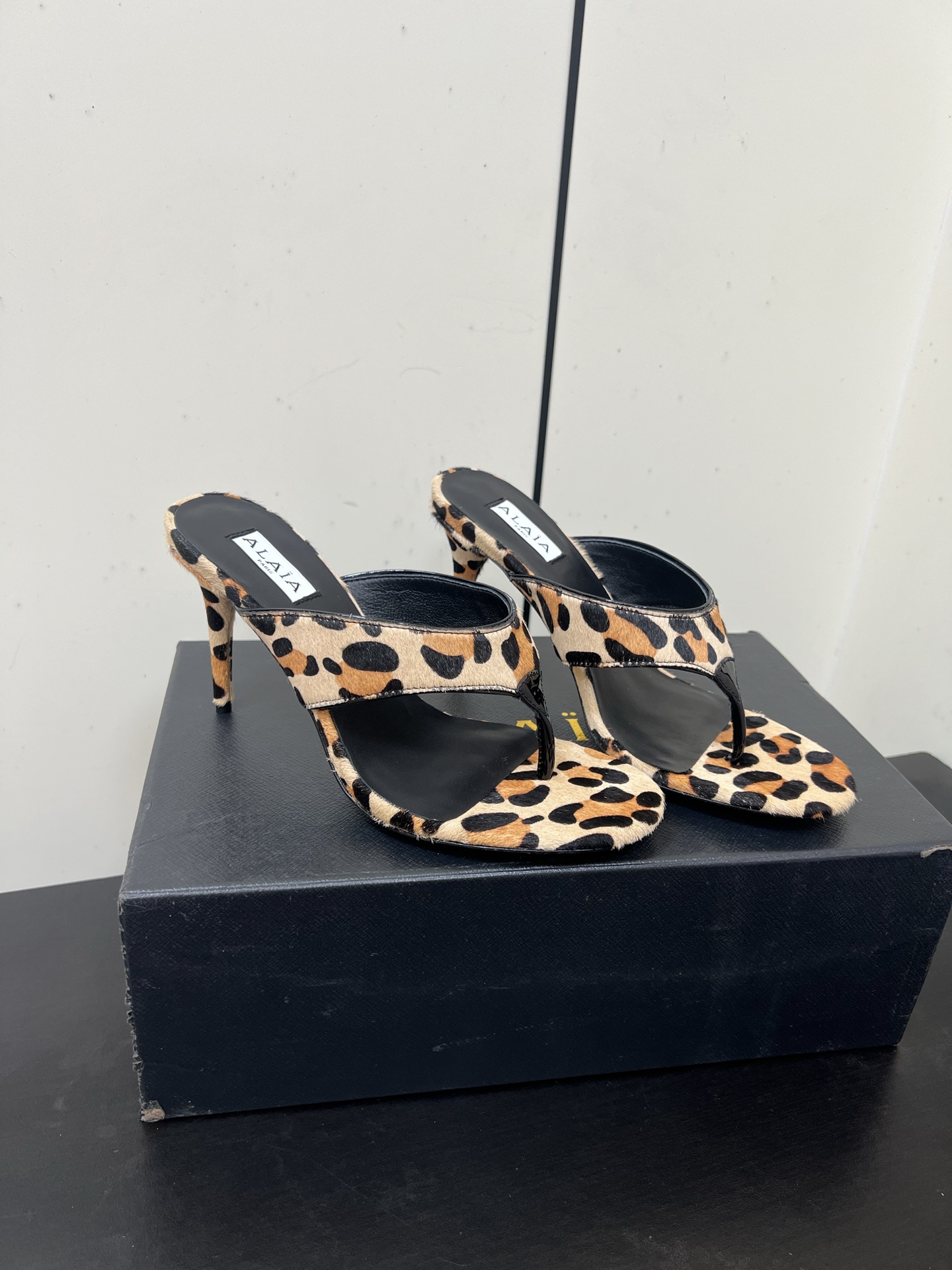 Alaia25ss Footman Slippers: Versatile Style in Cowskin, Viper Skin, and Panther Skin Varieties