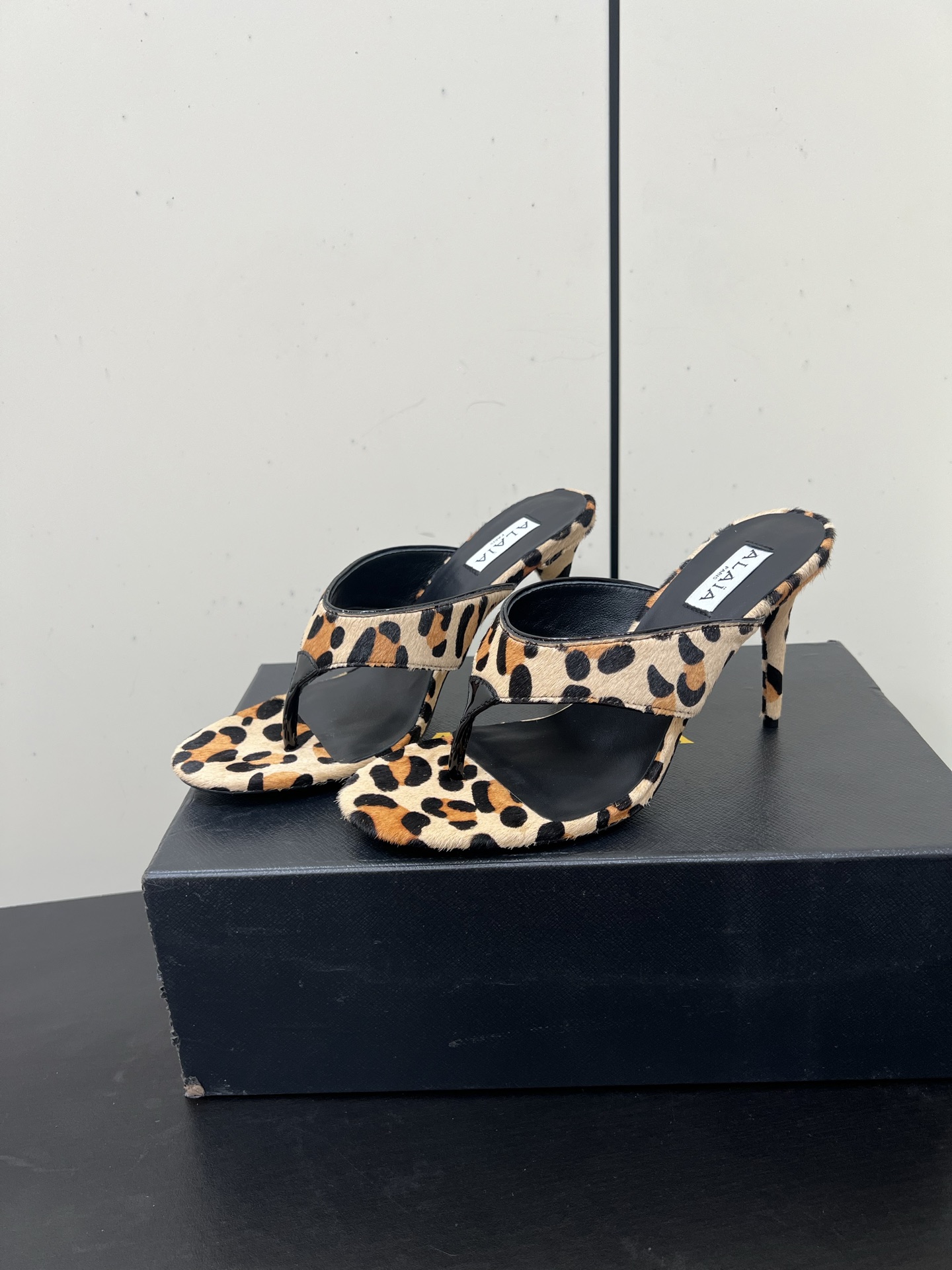 Alaia25ss Footman Slippers: Versatile Style in Cowskin, Viper Skin, and Panther Skin Varieties - 图片 2
