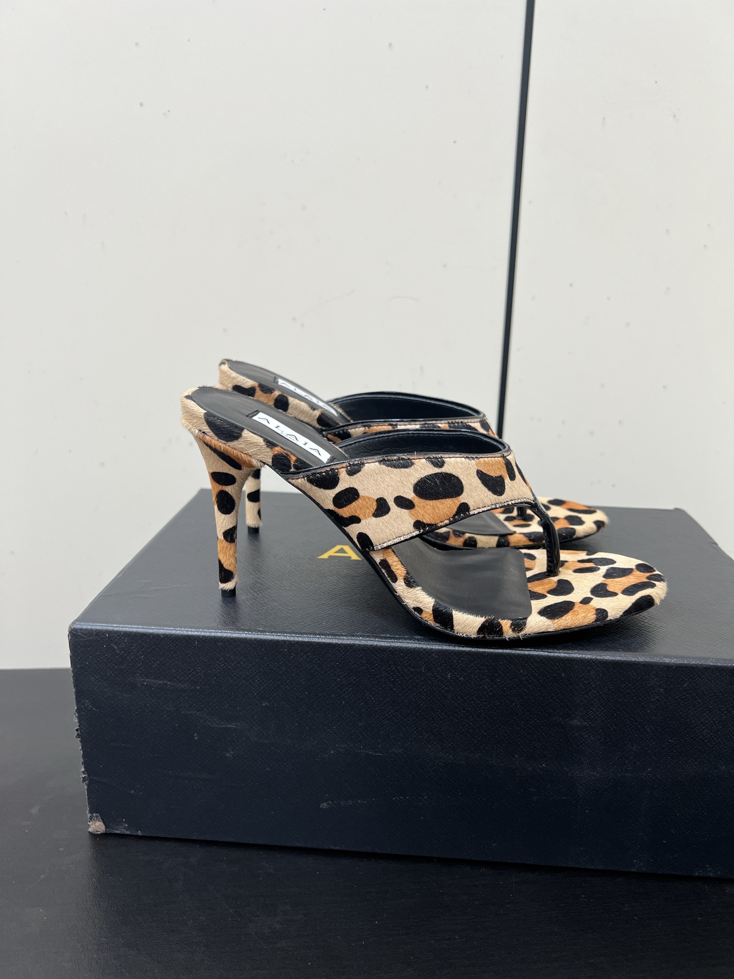 Alaia25ss Footman Slippers: Versatile Style in Cowskin, Viper Skin, and Panther Skin Varieties - 图片 3