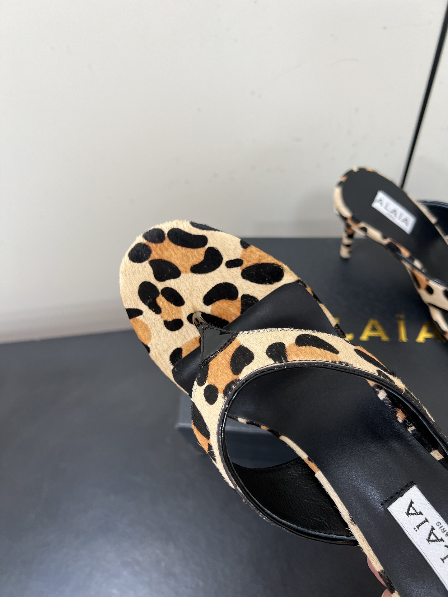 Alaia25ss Footman Slippers: Versatile Style in Cowskin, Viper Skin, and Panther Skin Varieties - 图片 5