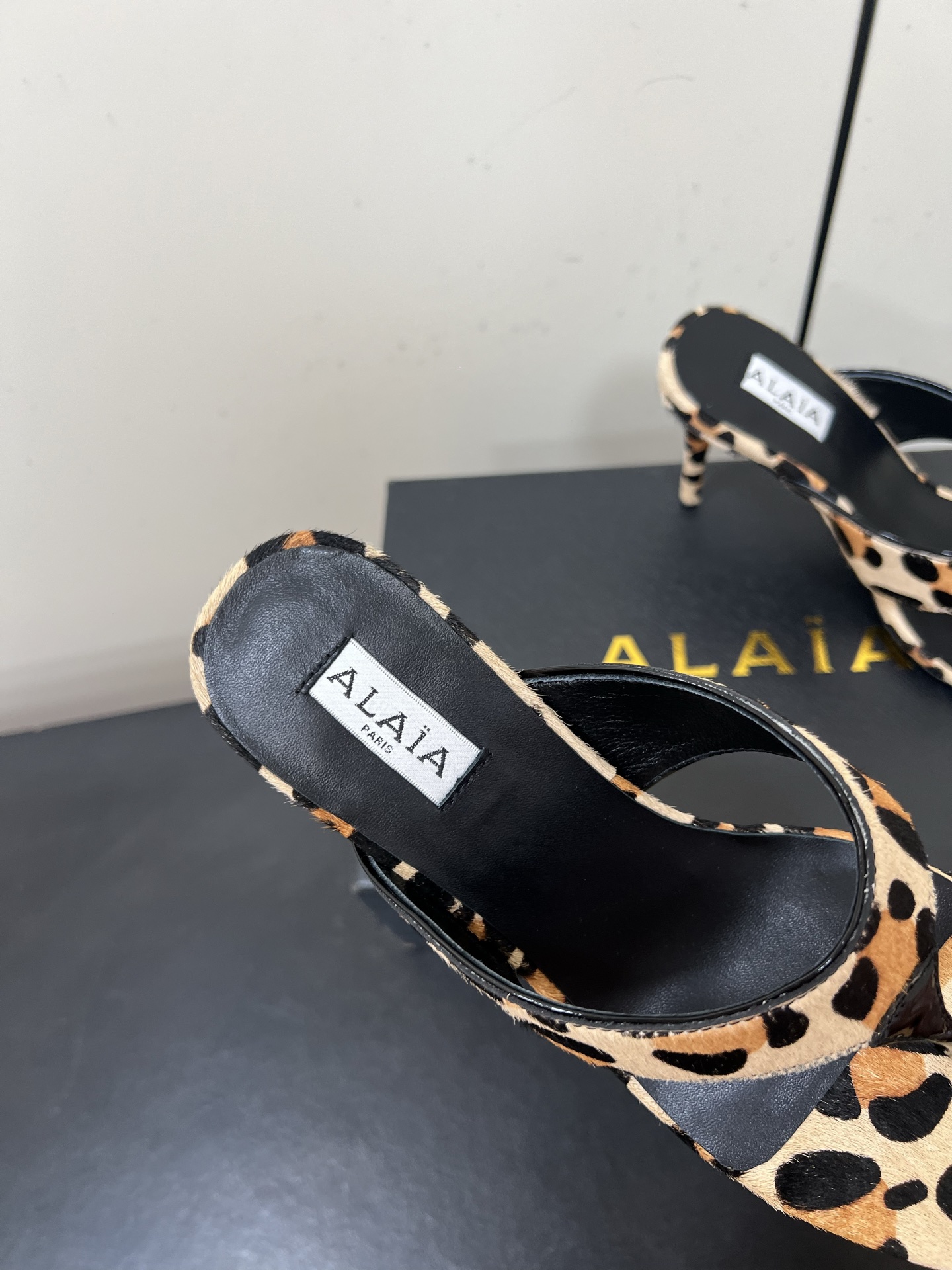 Alaia25ss Footman Slippers: Versatile Style in Cowskin, Viper Skin, and Panther Skin Varieties - 图片 6