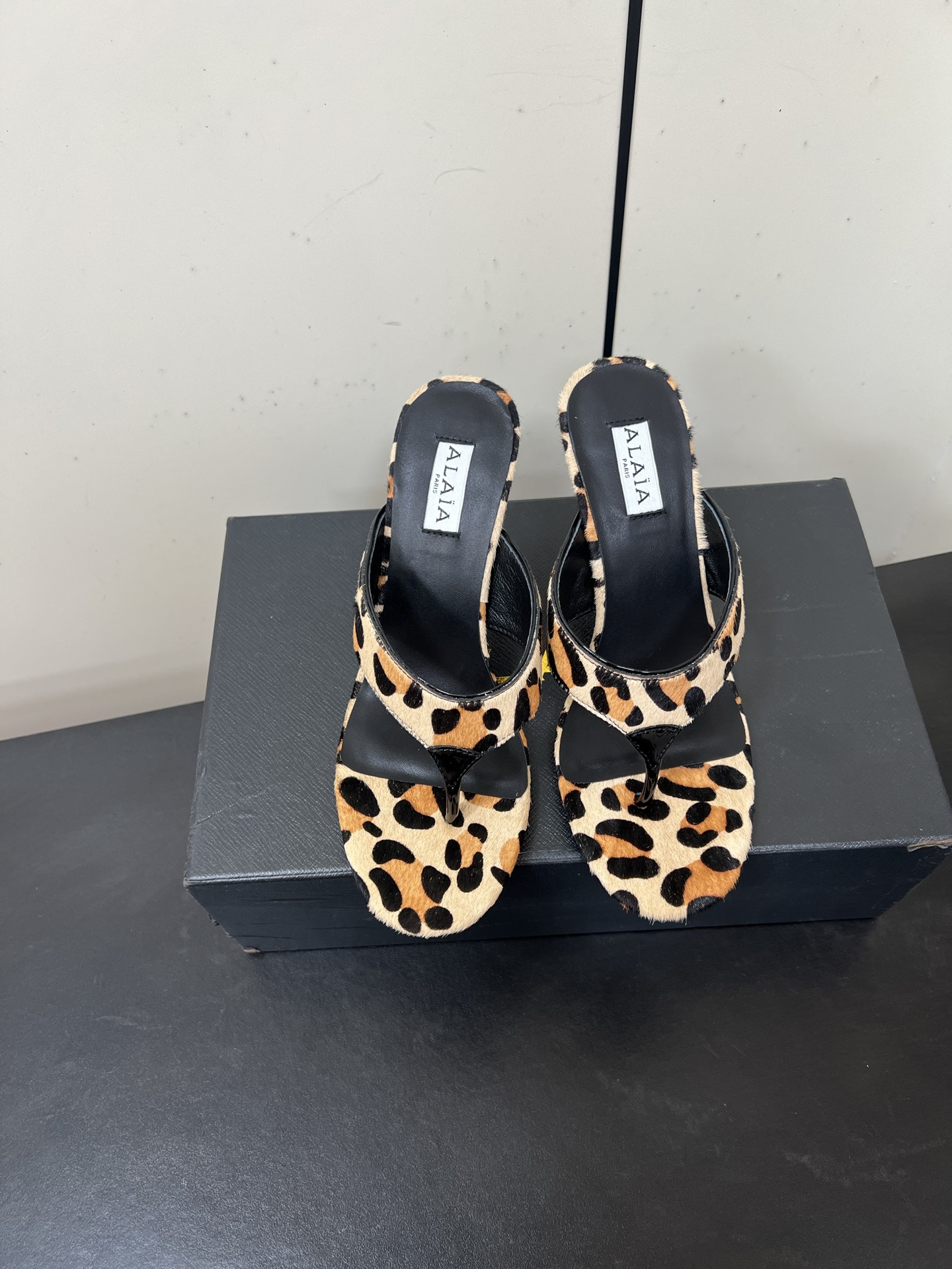 Alaia25ss Footman Slippers: Versatile Style in Cowskin, Viper Skin, and Panther Skin Varieties - 图片 9