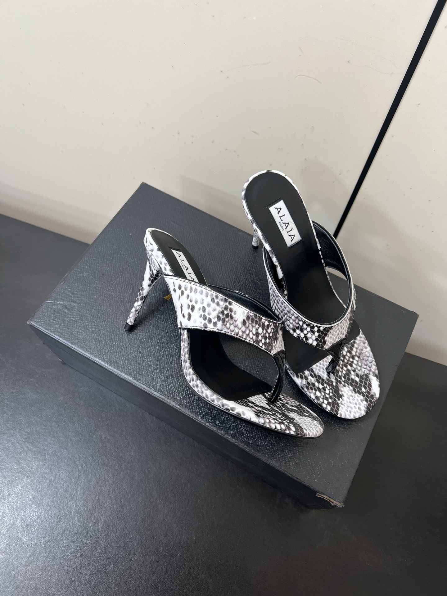 Alaia25ss footman slippers in various styles, materials, sizes. Versatile for jeans, suits, skirts. Lamb skin interior. - 图片 4