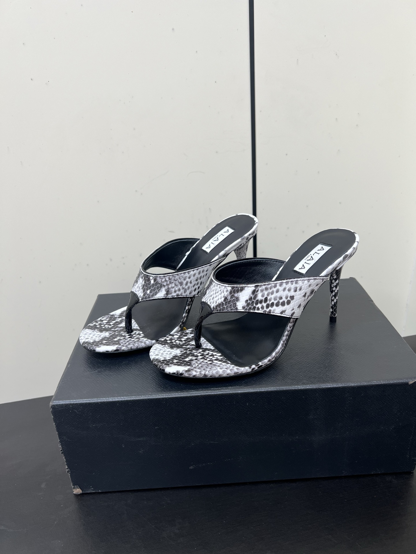 Alaia25ss footman slippers in various styles, materials, sizes. Versatile for jeans, suits, skirts. Lamb skin interior. - 图片 2