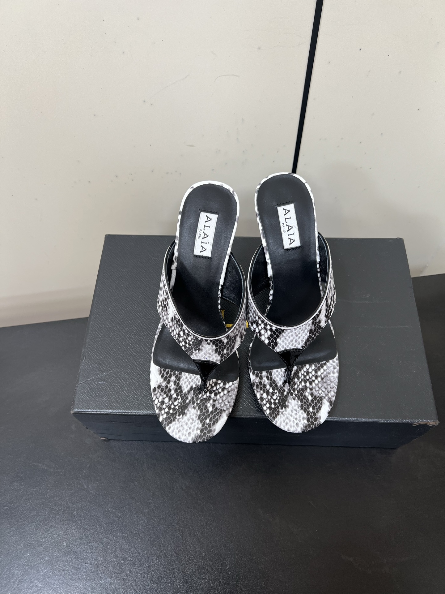 Alaia25ss footman slippers in various styles, materials, sizes. Versatile for jeans, suits, skirts. Lamb skin interior. - 图片 9