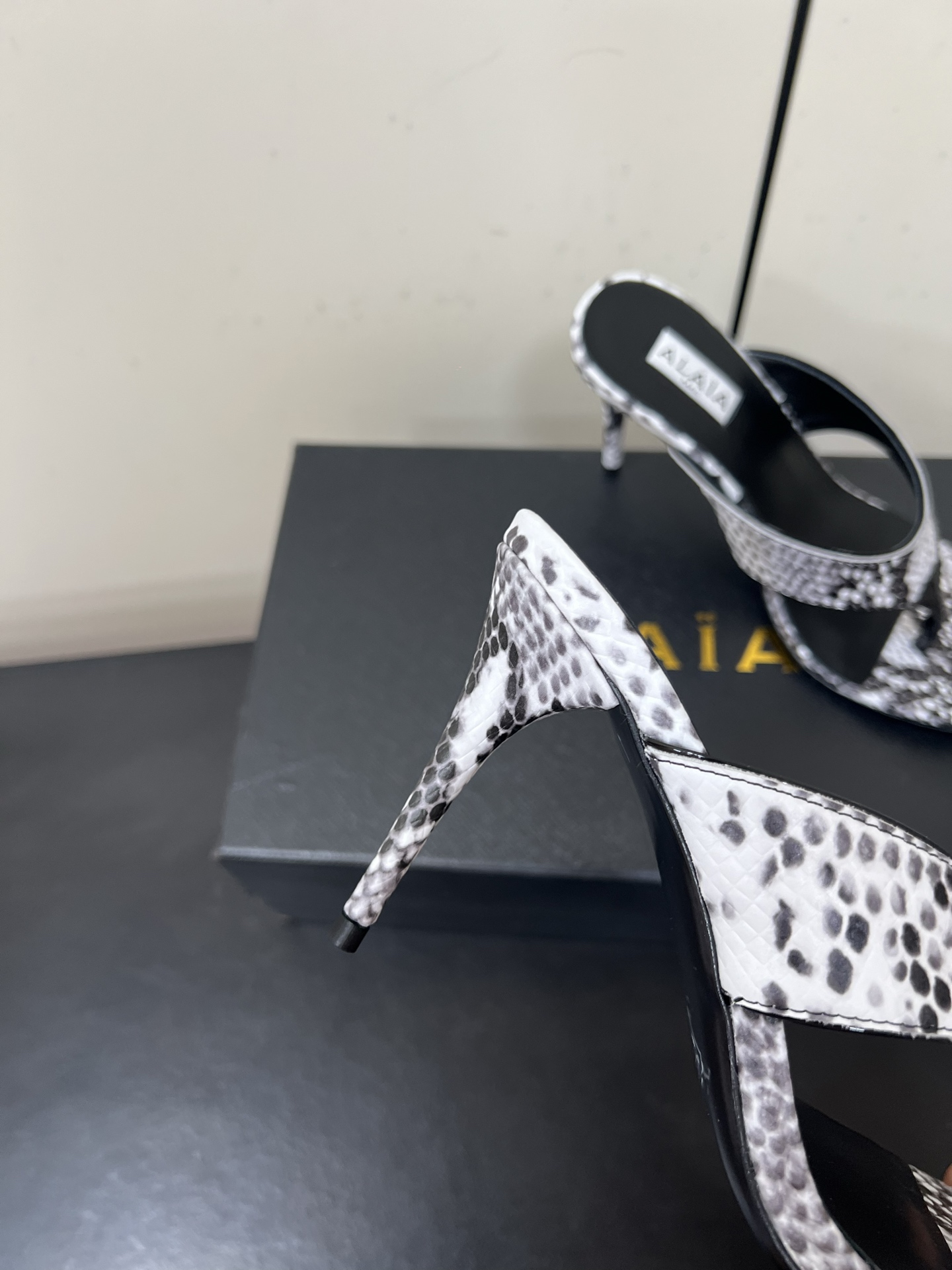Alaia25ss footman slippers in various styles, materials, sizes. Versatile for jeans, suits, skirts. Lamb skin interior. - 图片 7