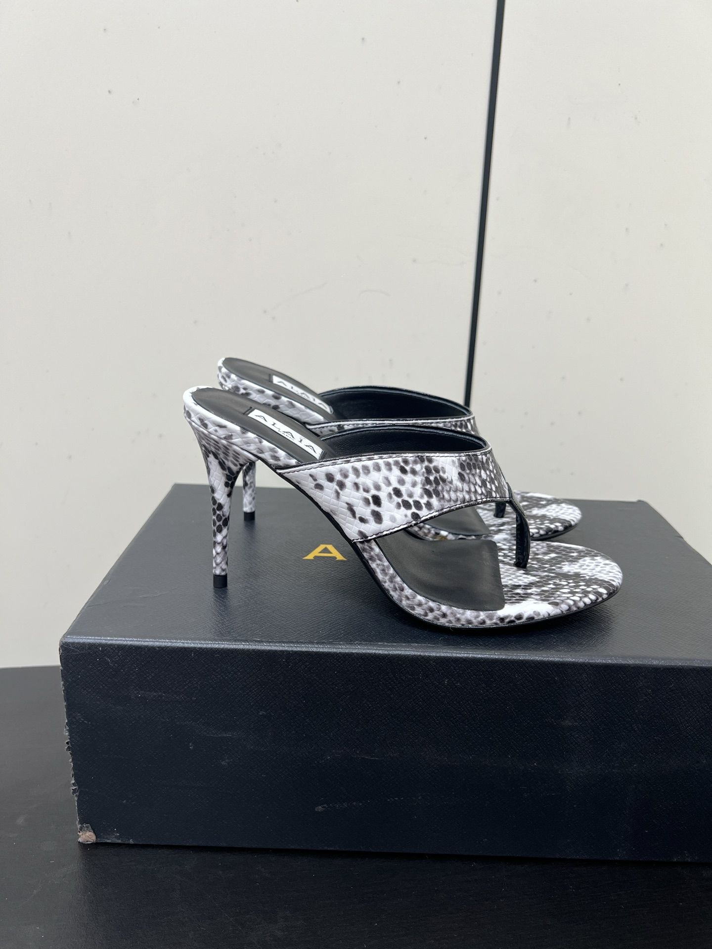 Alaia25ss footman slippers in various styles, materials, sizes. Versatile for jeans, suits, skirts. Lamb skin interior. - 图片 3