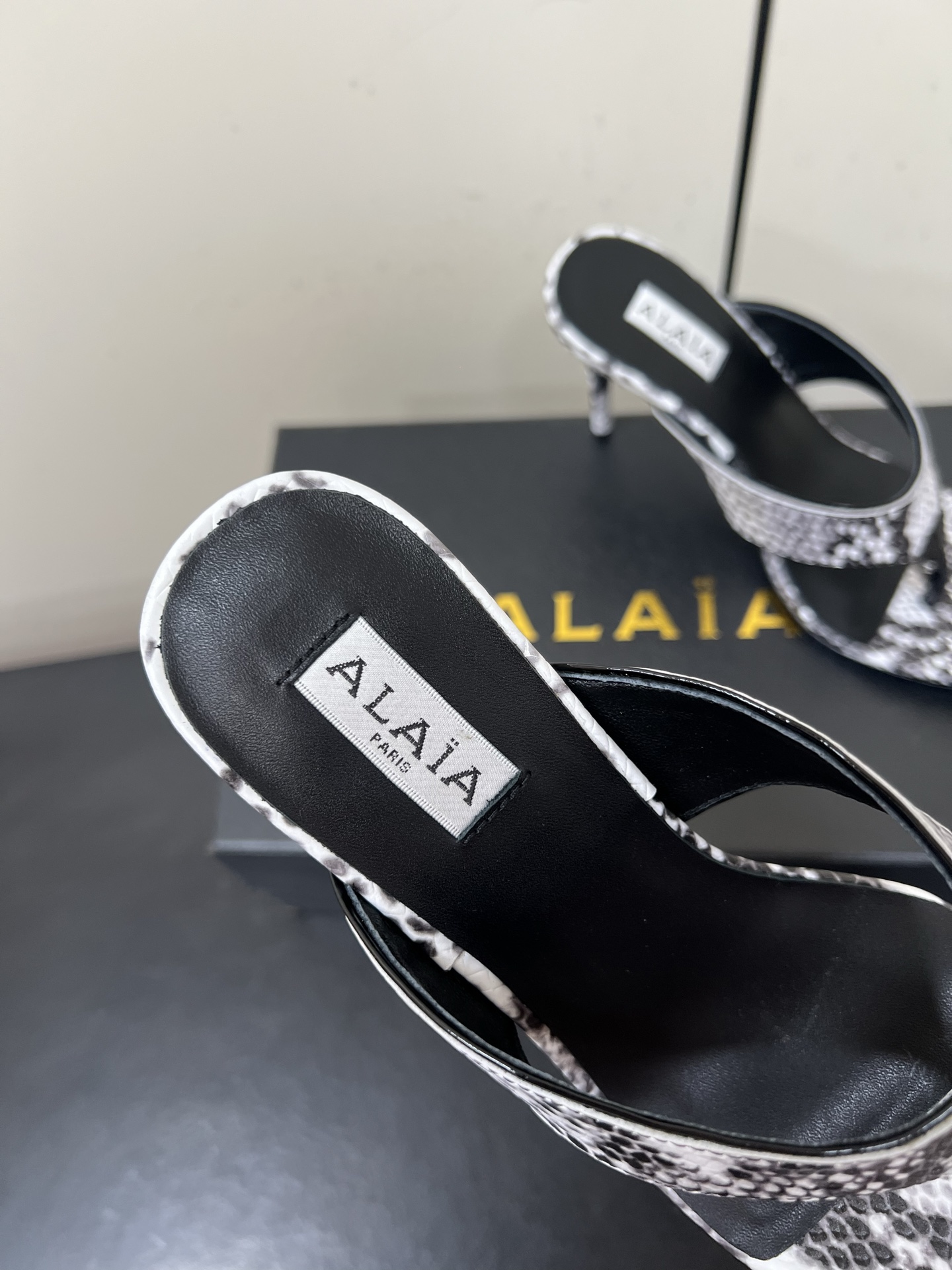 Alaia25ss footman slippers in various styles, materials, sizes. Versatile for jeans, suits, skirts. Lamb skin interior. - 图片 6