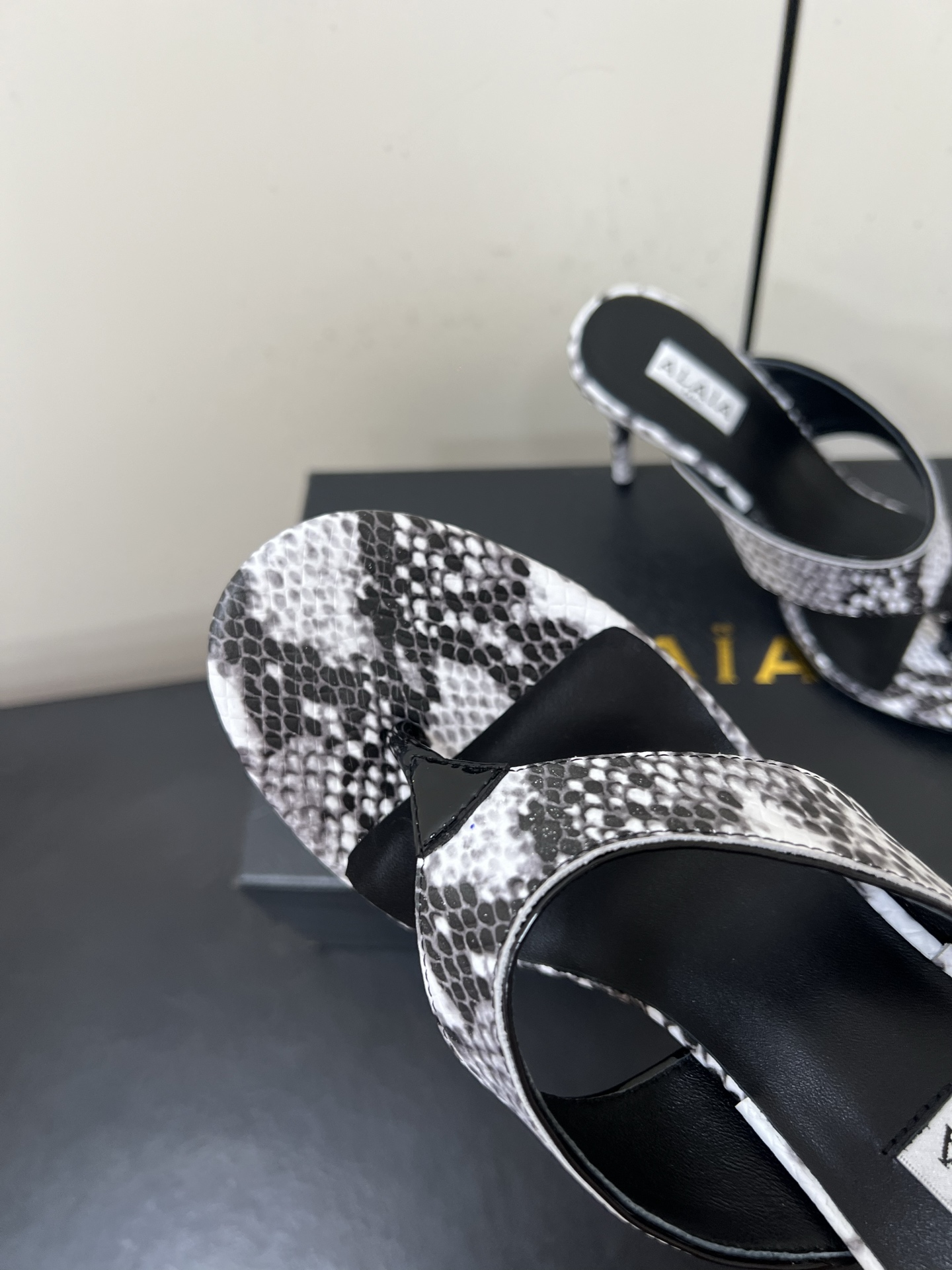 Alaia25ss footman slippers in various styles, materials, sizes. Versatile for jeans, suits, skirts. Lamb skin interior. - 图片 5