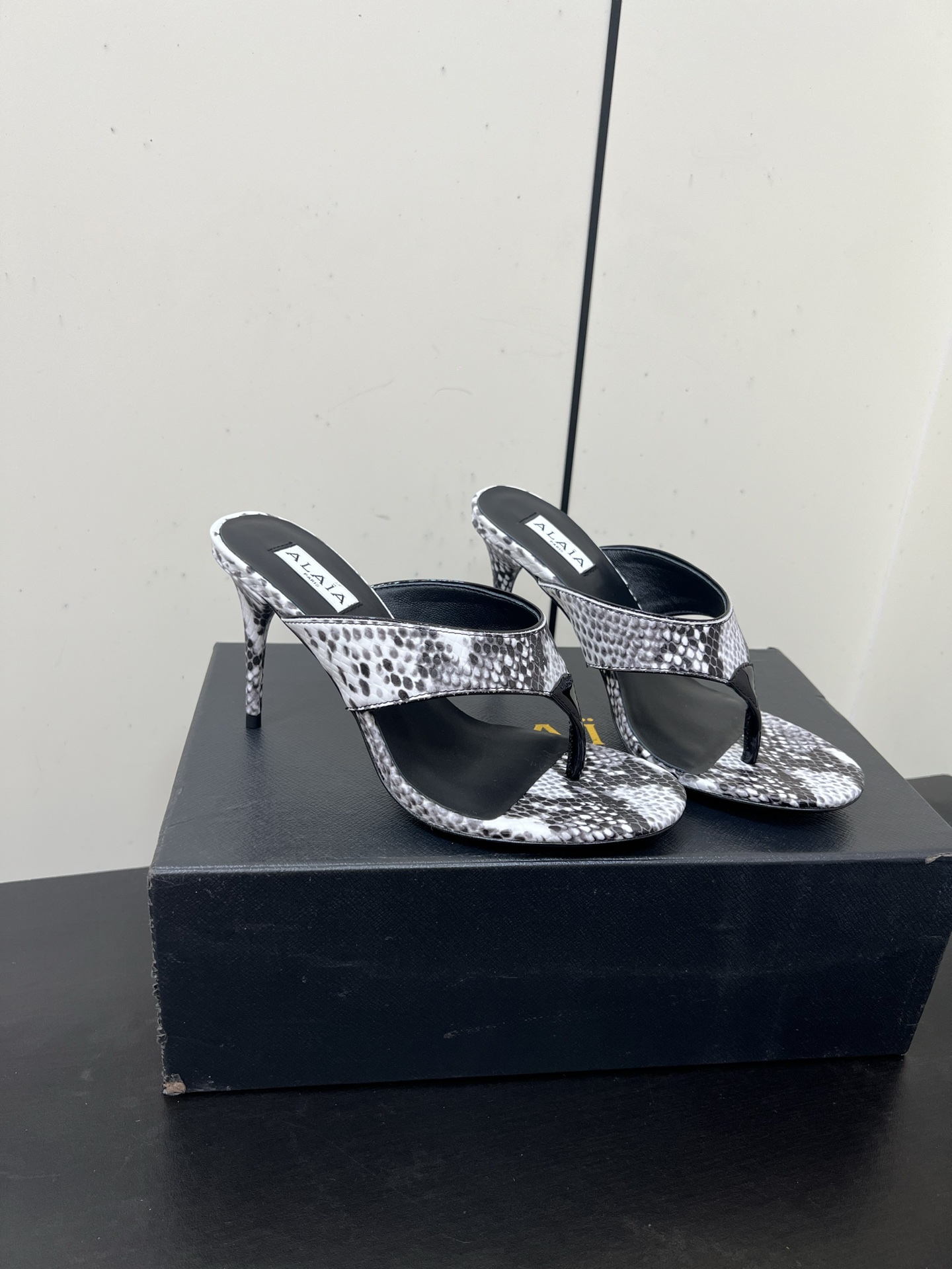 Alaia25ss footman slippers in various styles, materials, sizes. Versatile for jeans, suits, skirts. Lamb skin interior. - 图片 1