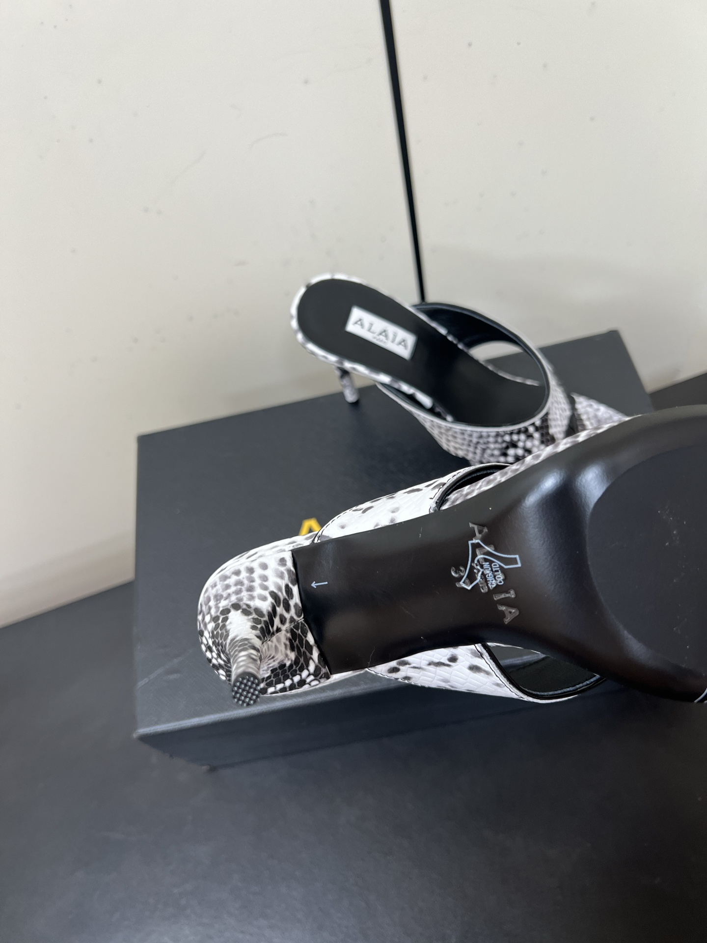 Alaia25ss footman slippers in various styles, materials, sizes. Versatile for jeans, suits, skirts. Lamb skin interior. - 图片 8