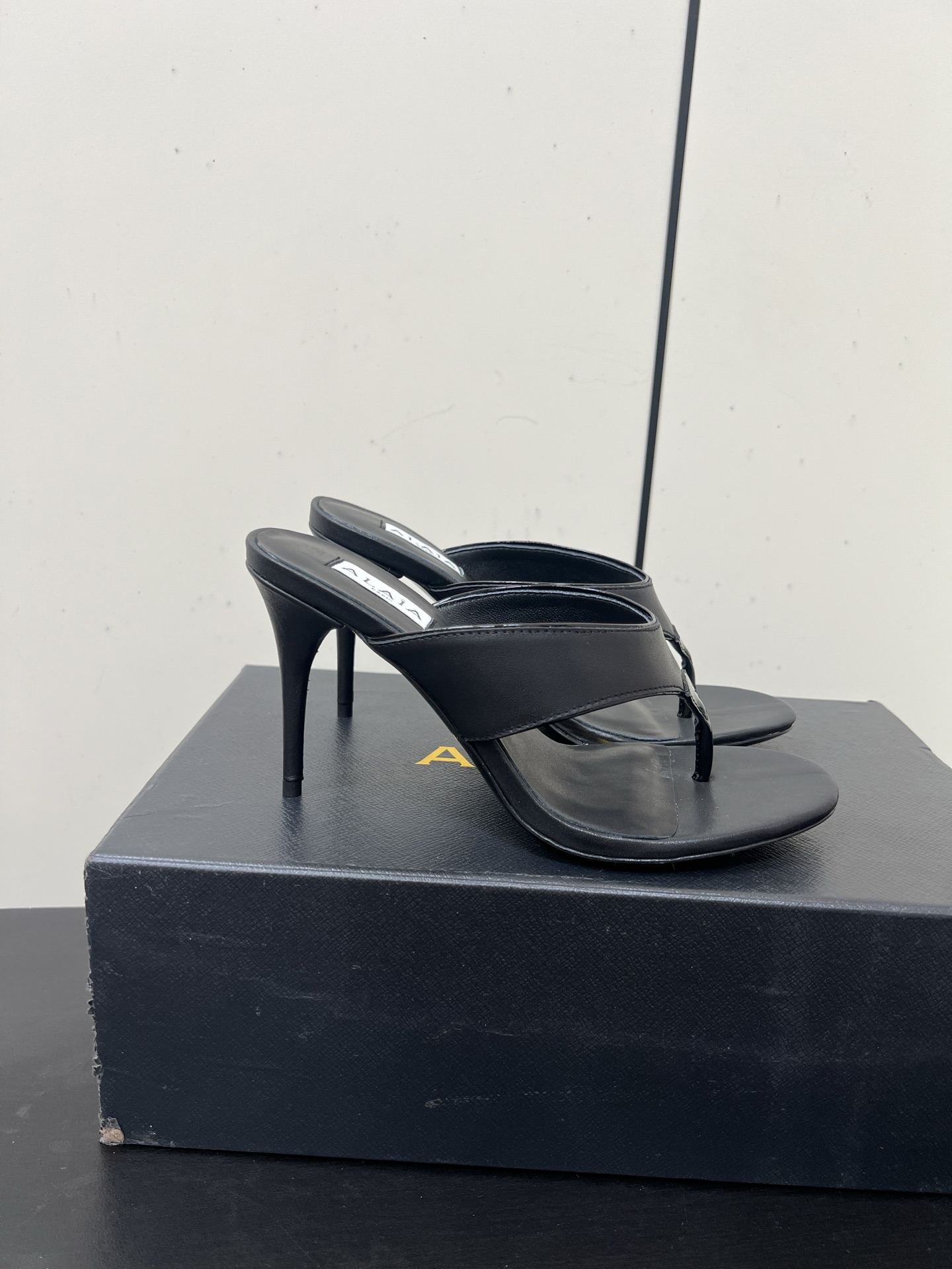 Alaia25ss Footman Slippers: Versatile and Stylish Shoes in Cow, Viper, and Panther Skin Varieties - 图片 3