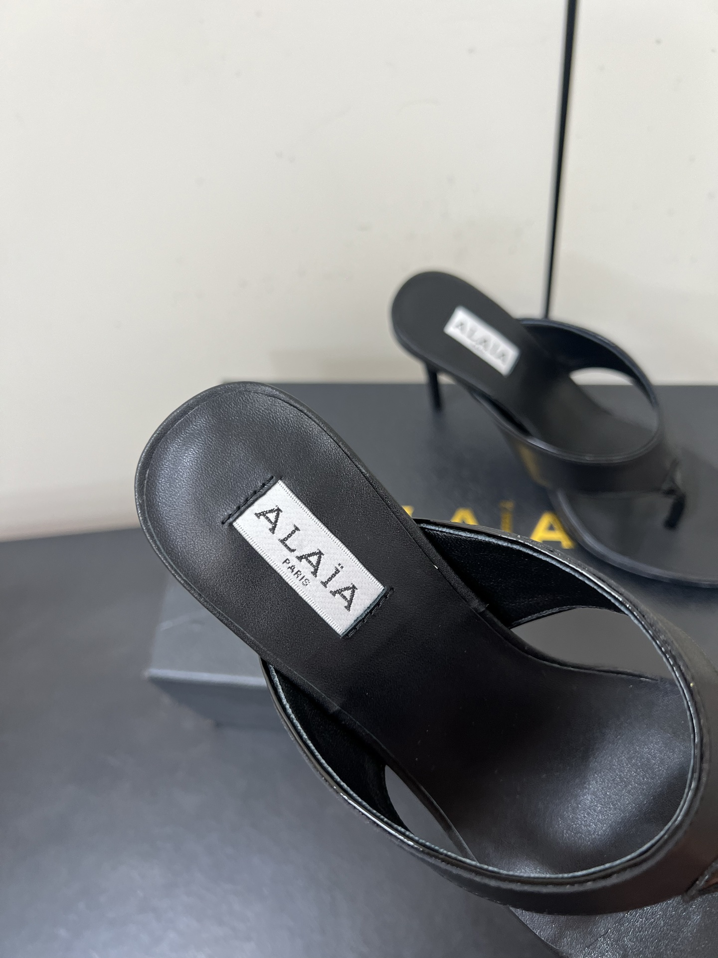 Alaia25ss Footman Slippers: Versatile and Stylish Shoes in Cow, Viper, and Panther Skin Varieties - 图片 6