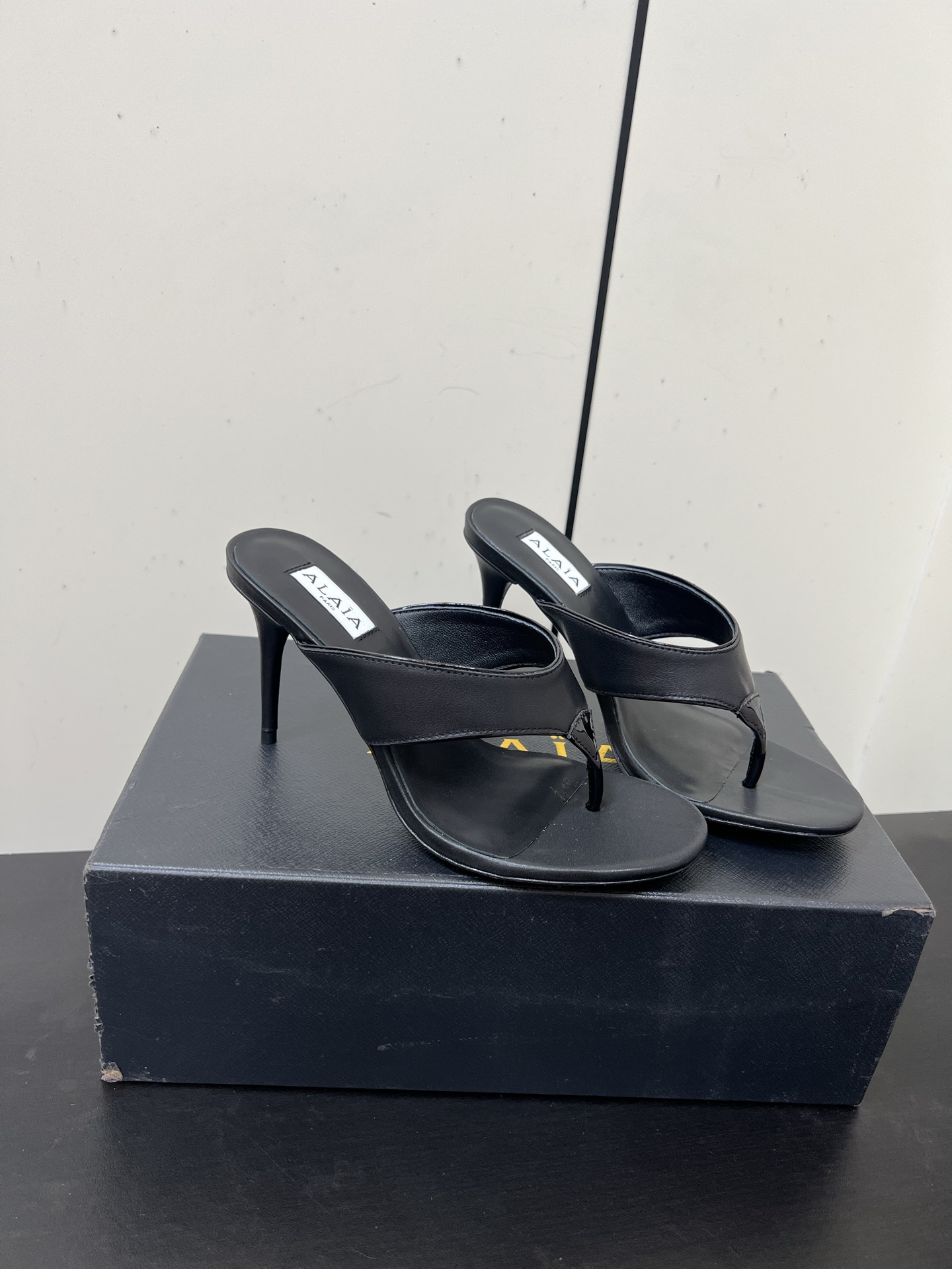 Alaia25ss Footman Slippers: Versatile and Stylish Shoes in Cow, Viper, and Panther Skin Varieties - 图片 1