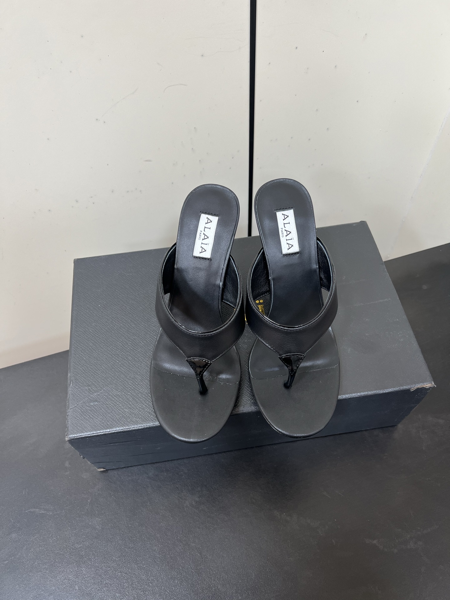 Alaia25ss Footman Slippers: Versatile and Stylish Shoes in Cow, Viper, and Panther Skin Varieties - 图片 5