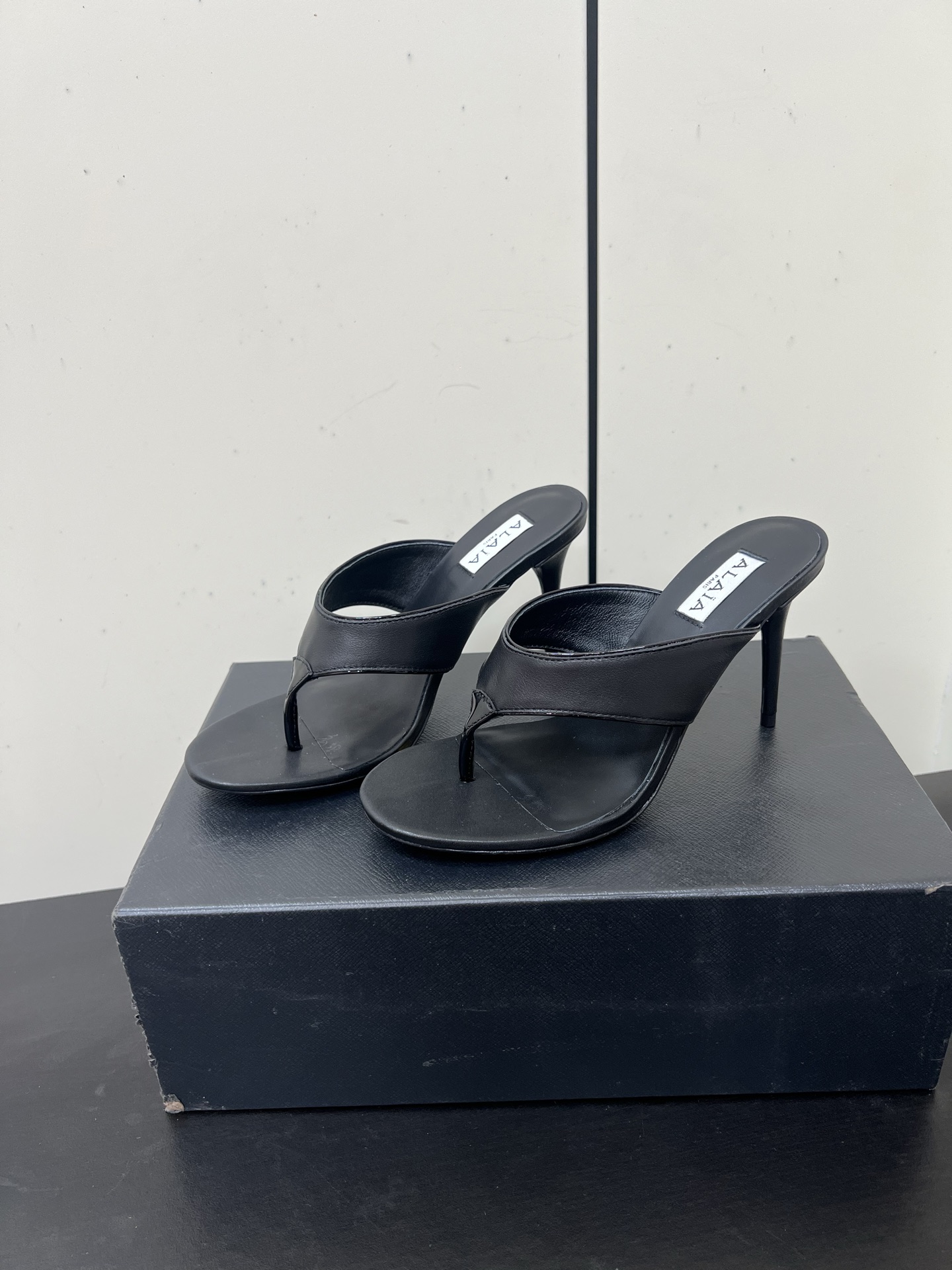 Alaia25ss Footman Slippers: Versatile and Stylish Shoes in Cow, Viper, and Panther Skin Varieties - 图片 2