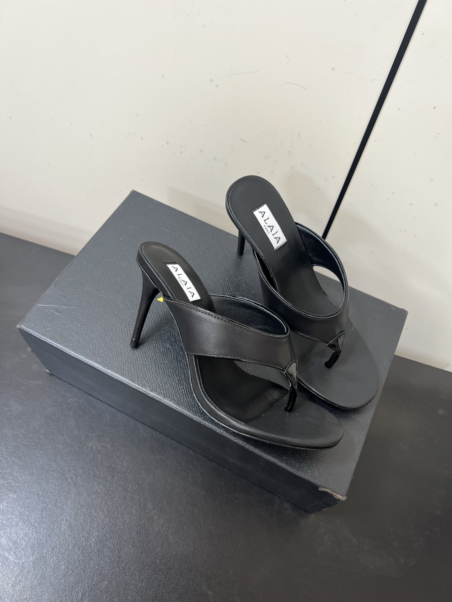 Alaia25ss Footman Slippers: Versatile and Stylish Shoes in Cow, Viper, and Panther Skin Varieties - 图片 4