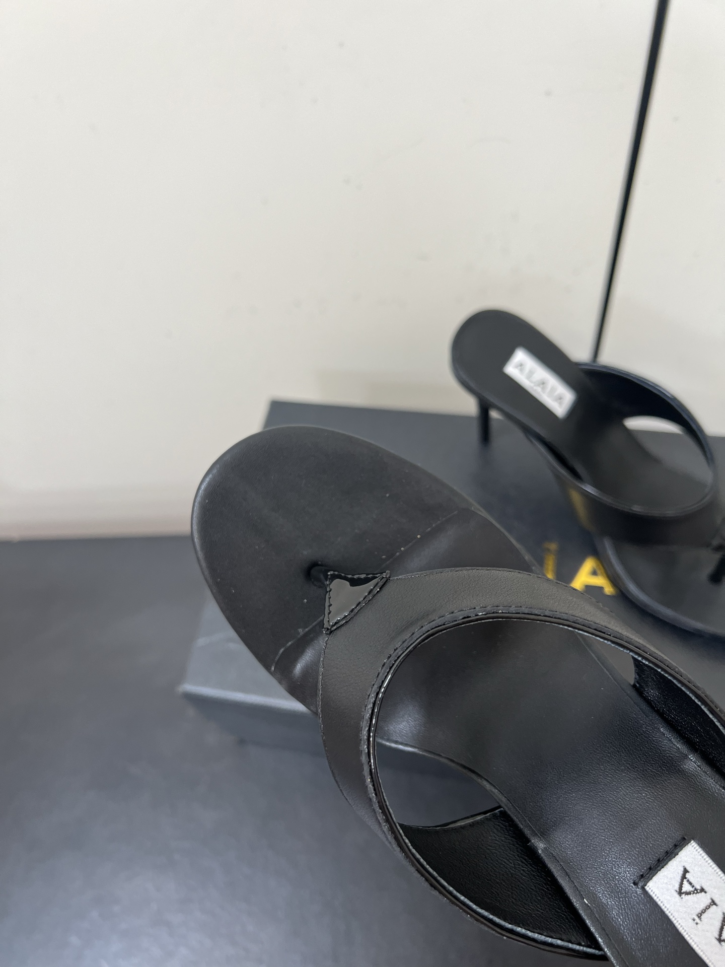 Alaia25ss Footman Slippers: Versatile and Stylish Shoes in Cow, Viper, and Panther Skin Varieties - 图片 9