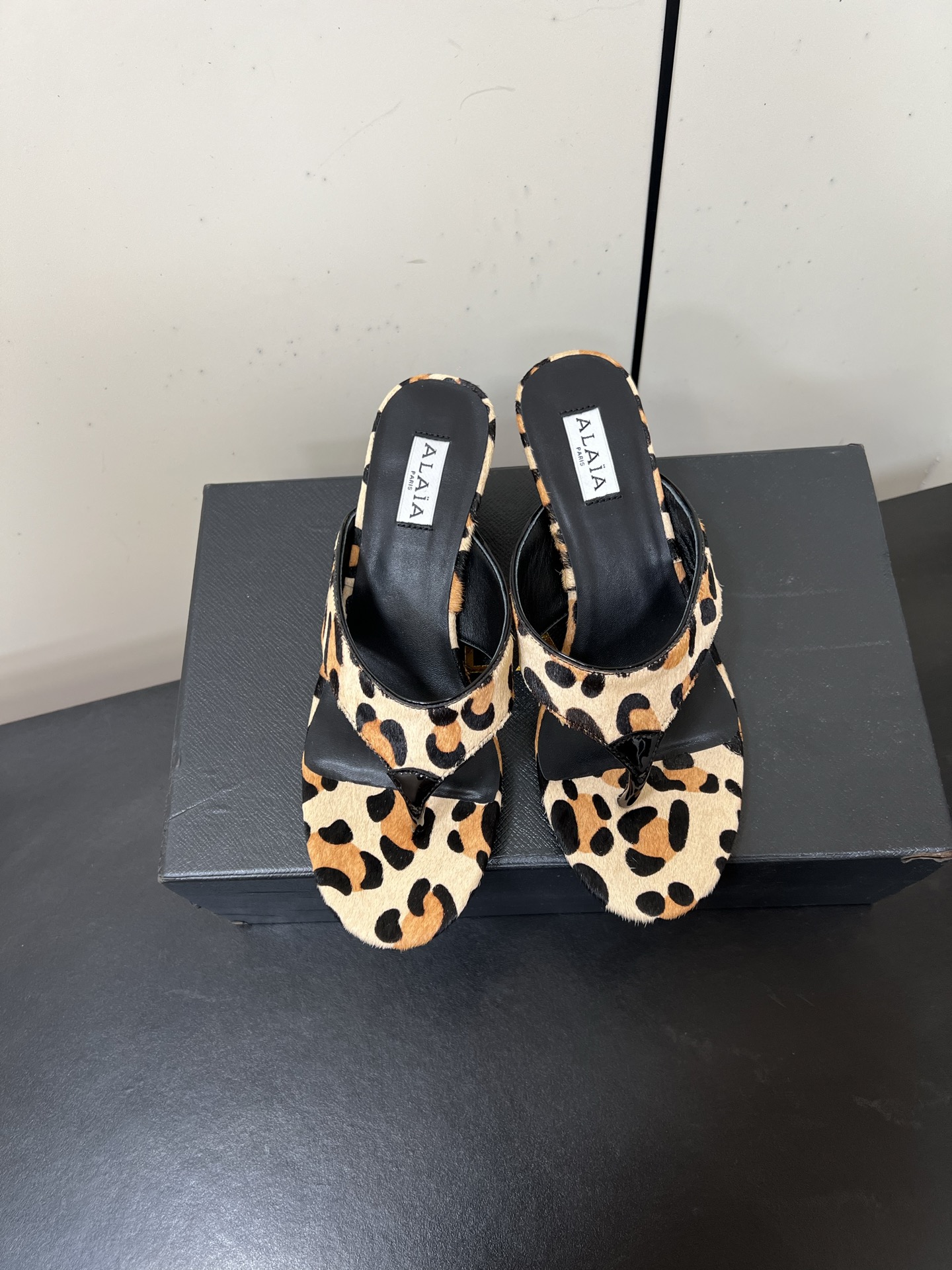Alaia25ss Footman Slippers: Versatile Style in Cowskin, Viper Skin, and Panther Skin for Jeans, Suits, or Skirts - 图片 5