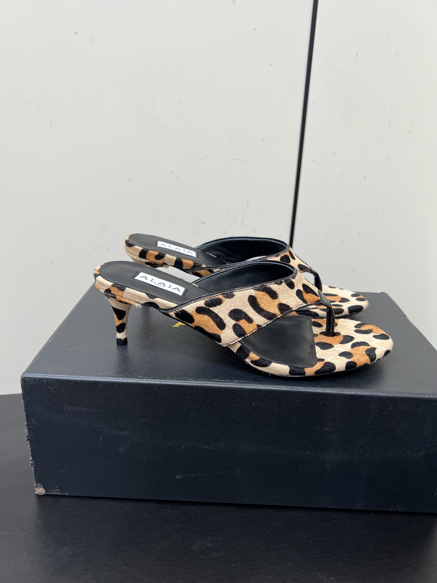 Alaia25ss Footman Slippers: Versatile Style in Cowskin, Viper Skin, and Panther Skin for Jeans, Suits, or Skirts - 图片 3