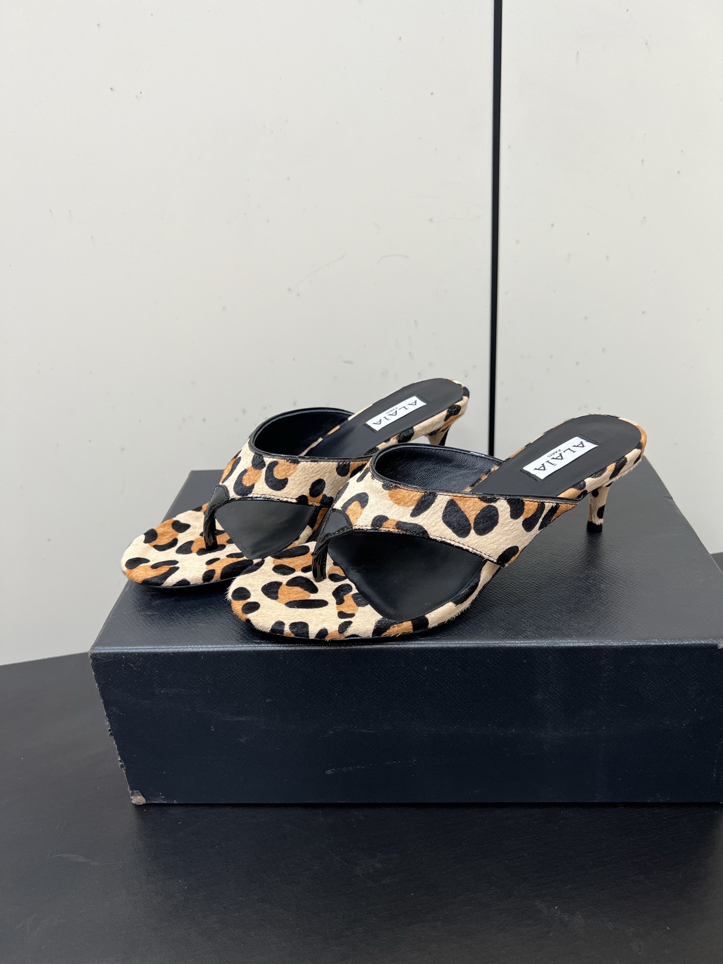 Alaia25ss Footman Slippers: Versatile Style in Cowskin, Viper Skin, and Panther Skin for Jeans, Suits, or Skirts - 图片 2