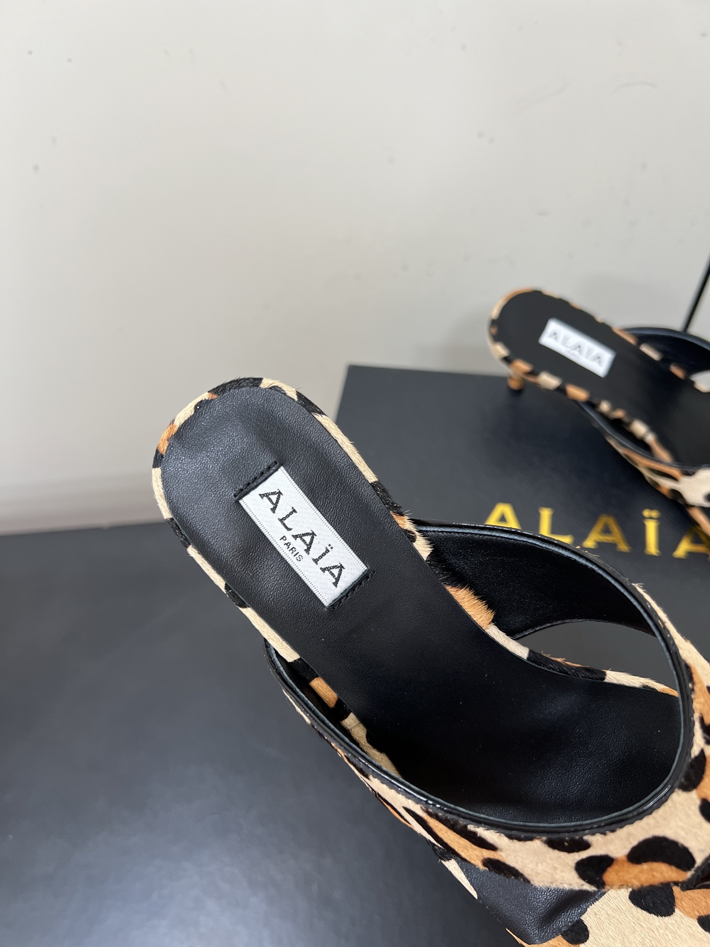 Alaia25ss Footman Slippers: Versatile Style in Cowskin, Viper Skin, and Panther Skin for Jeans, Suits, or Skirts - 图片 7
